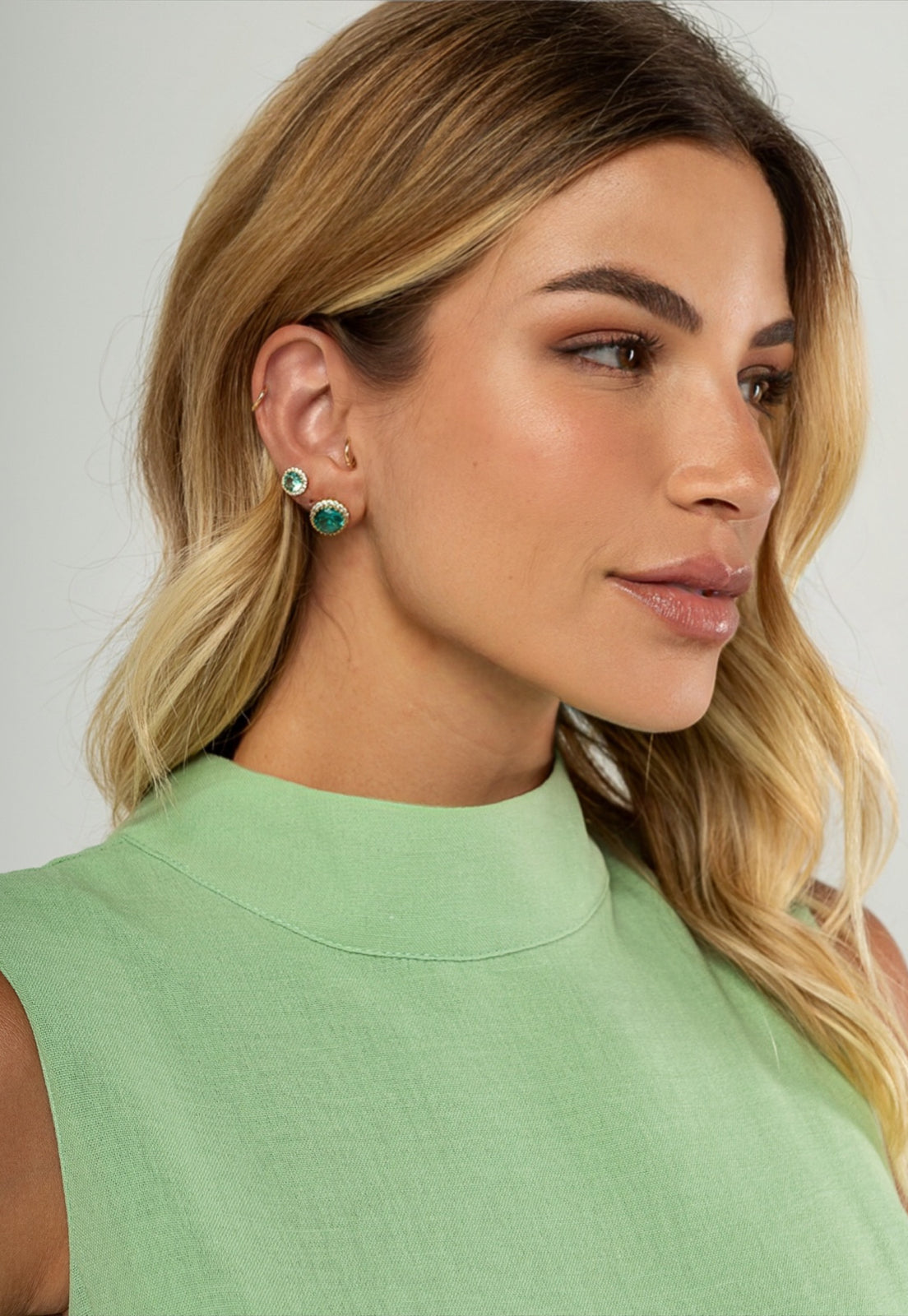 Dupla de Brincos Semijoia Pedra Verde com Zircônias  Banhadas a ouro 18k