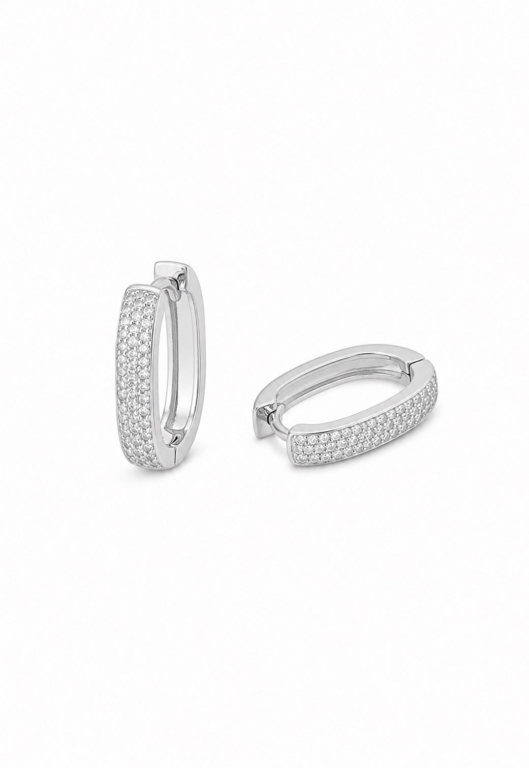 Argola Oval Cravejada com Micro Zircônias Banhada a Prata 925