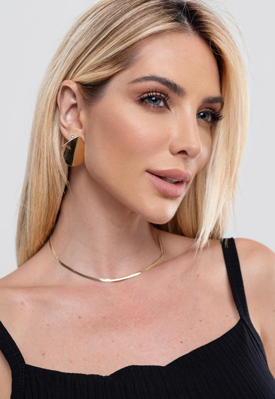 Brinco Semijoia Orgânico Liso Assimétrico Banhado a Ouro 18k