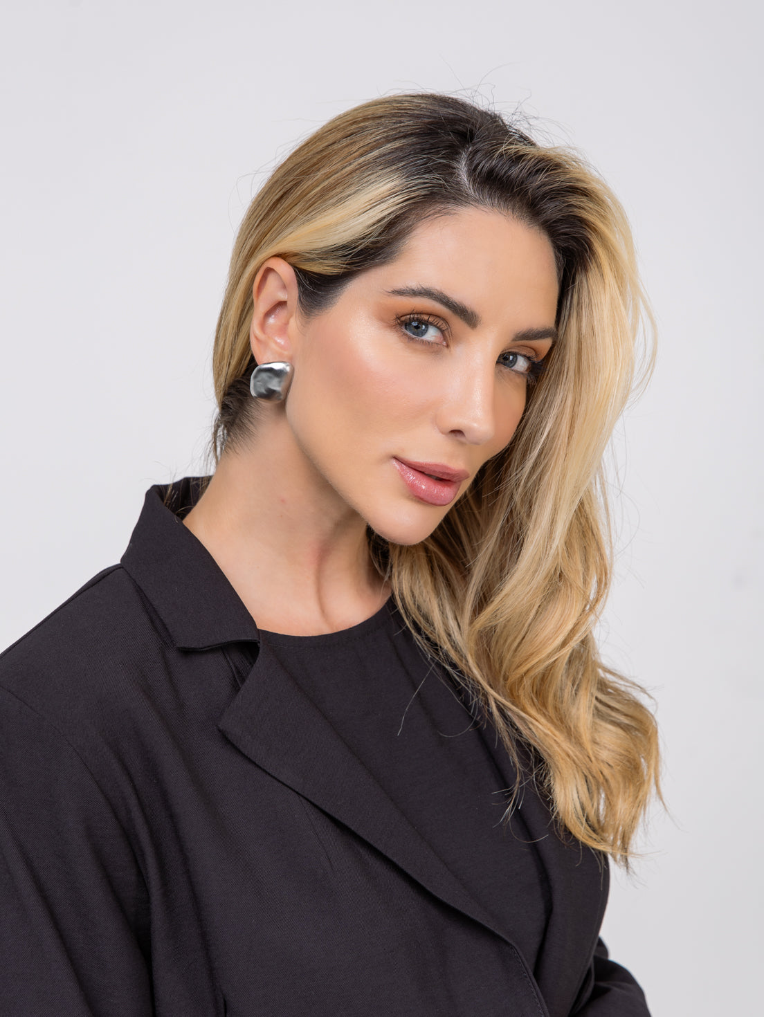 Brinco Semijoia Orgânico  Acetinado Em Ródio Branco