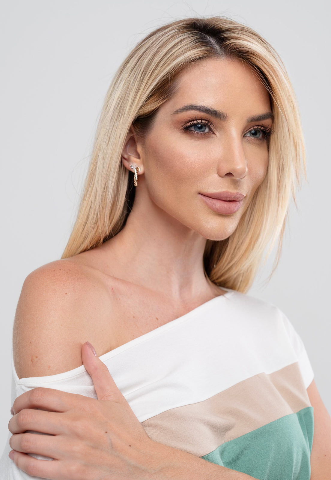 Brinco Semijoia Meia Argola Torcida Banhado a Ouro 18k