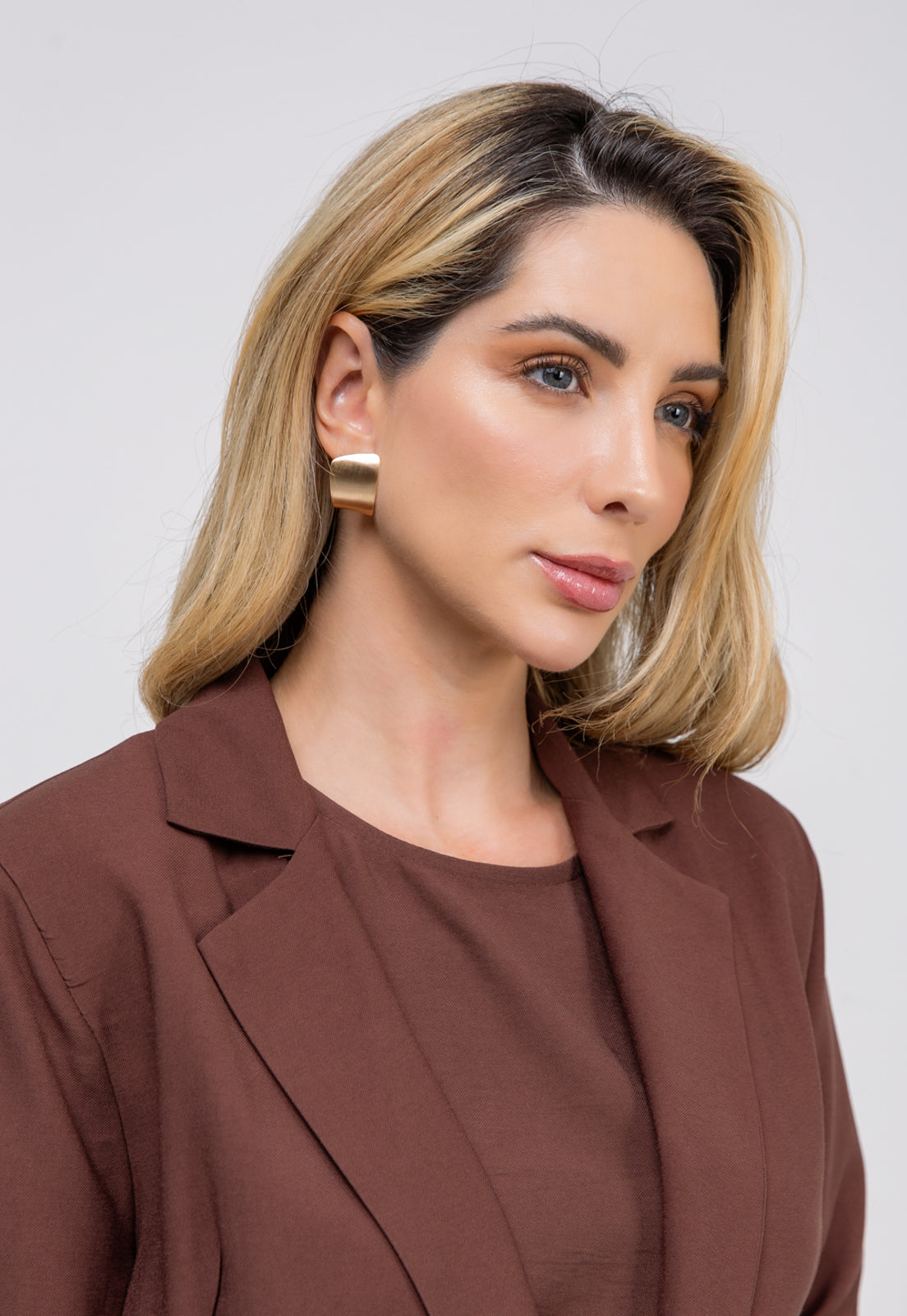 Brinco Semijoia Orgânico Liso Acetinado Em Banho 18k