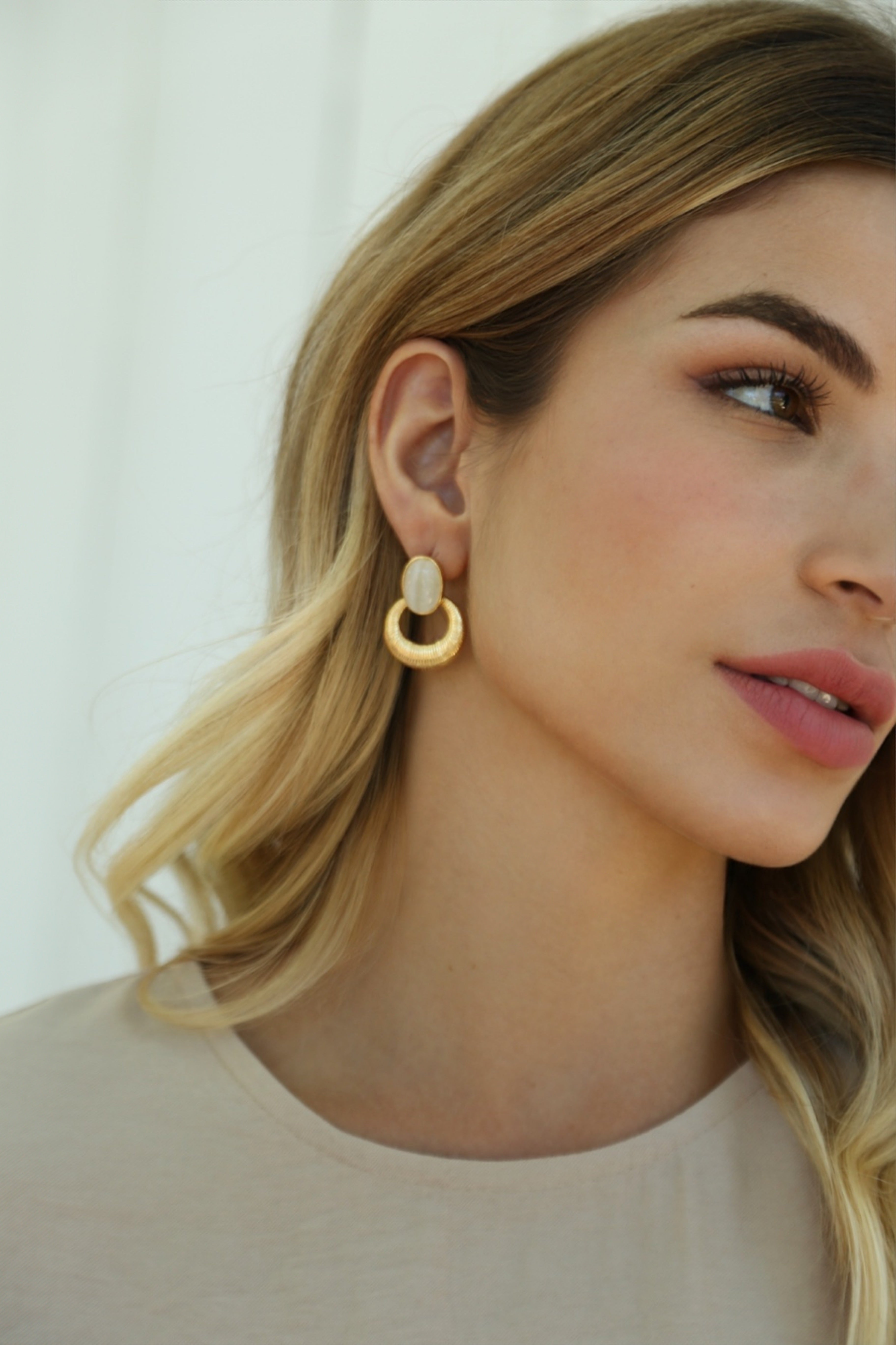 Brinco Semijoia Dourado com Madrepérola Oval Banhado a ouro 18k