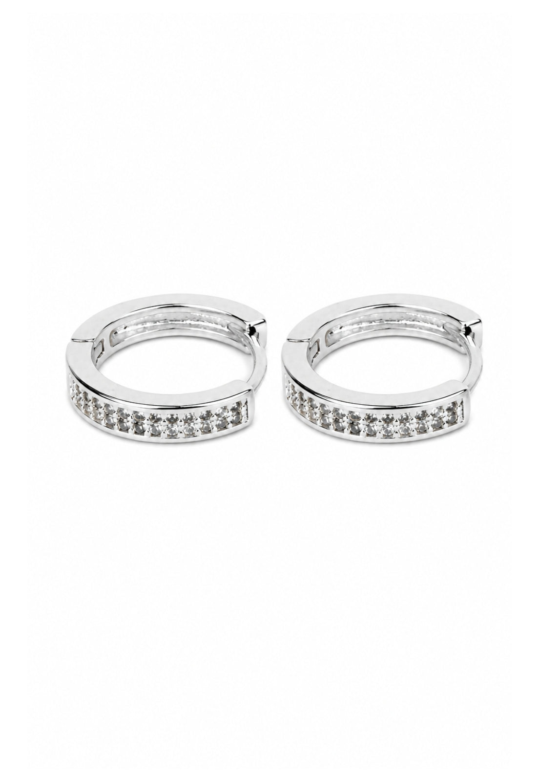 Argola Cravejada com Micro Zircônias Banhada a Prata 925