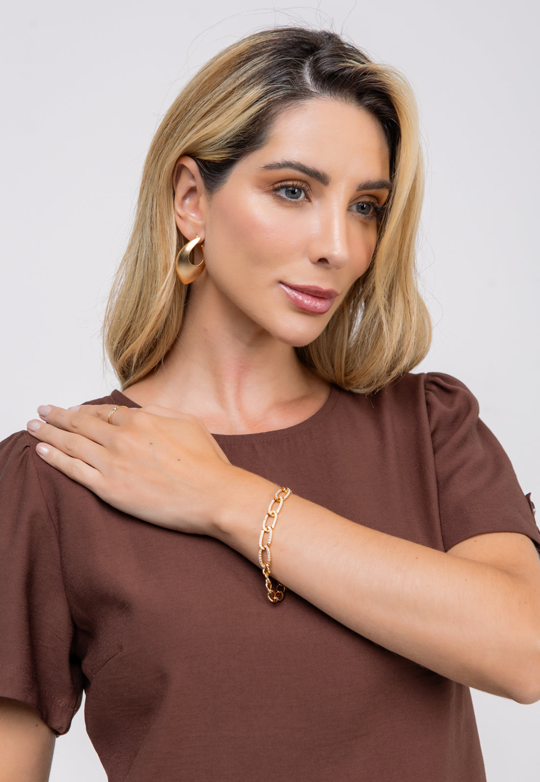 Brinco Semijoia Orgânico Vazado Acetinado Em Banho 18k