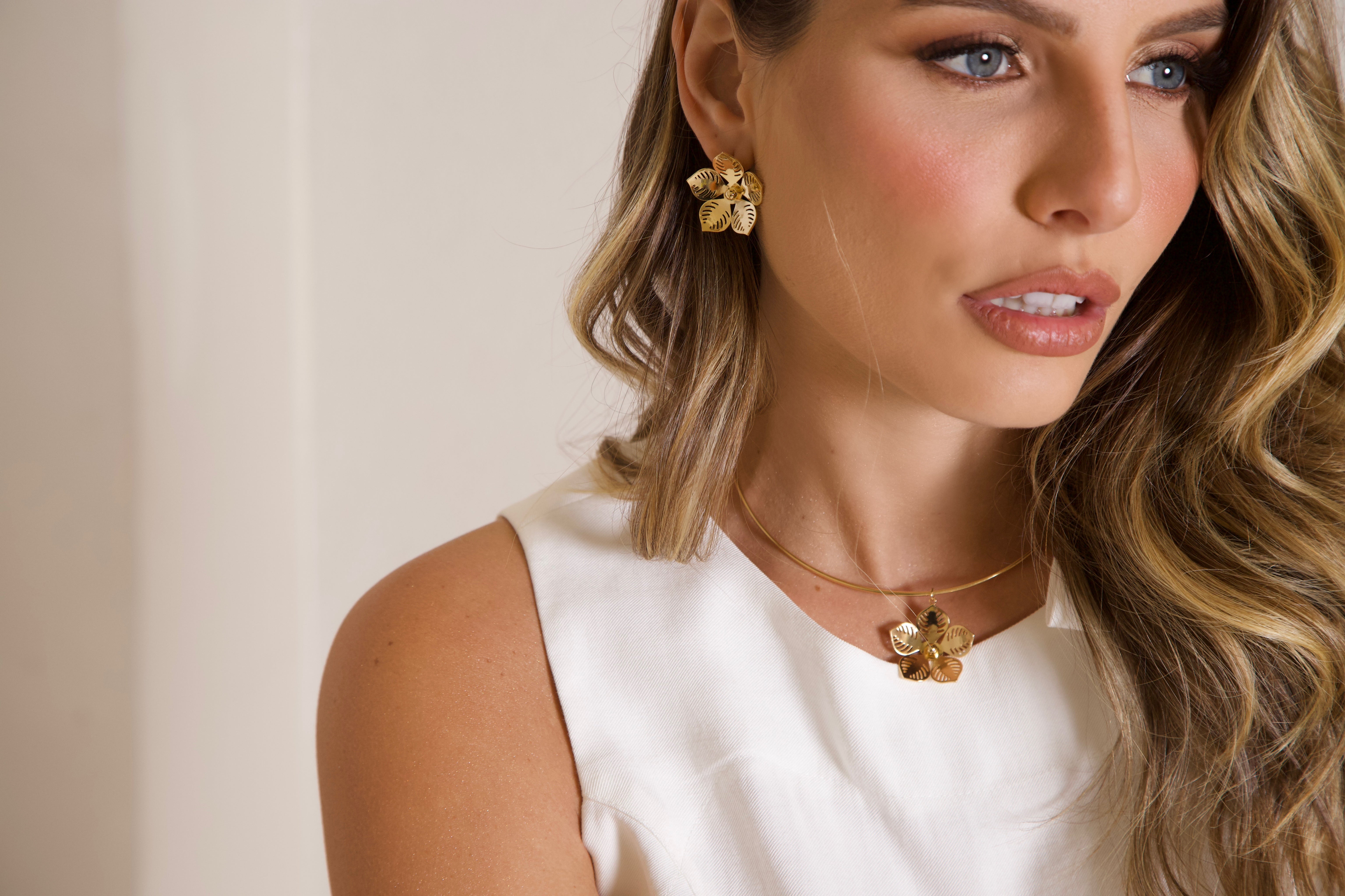 Chocker Semijoia Com Pingente De Flor Vazada Dourada Banhado a Ouro 18k