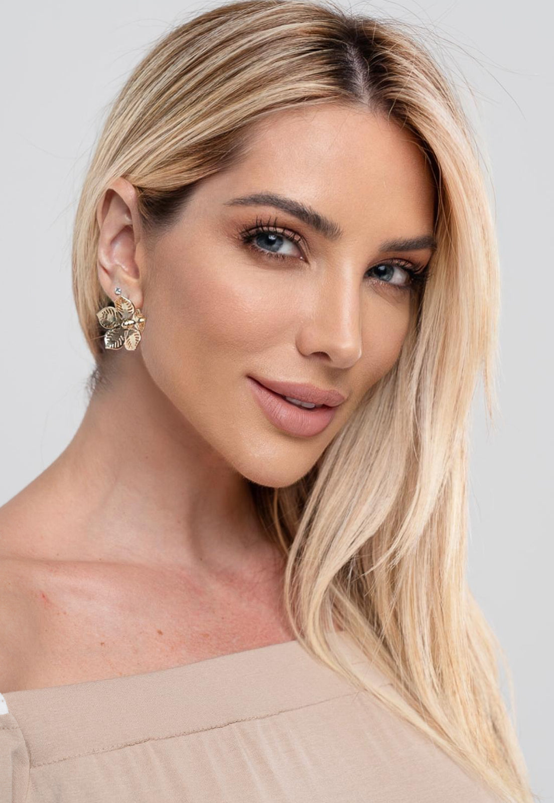 Brinco Semijoia Flor com Pétalas Vazadas Banhado a Ouro 18k