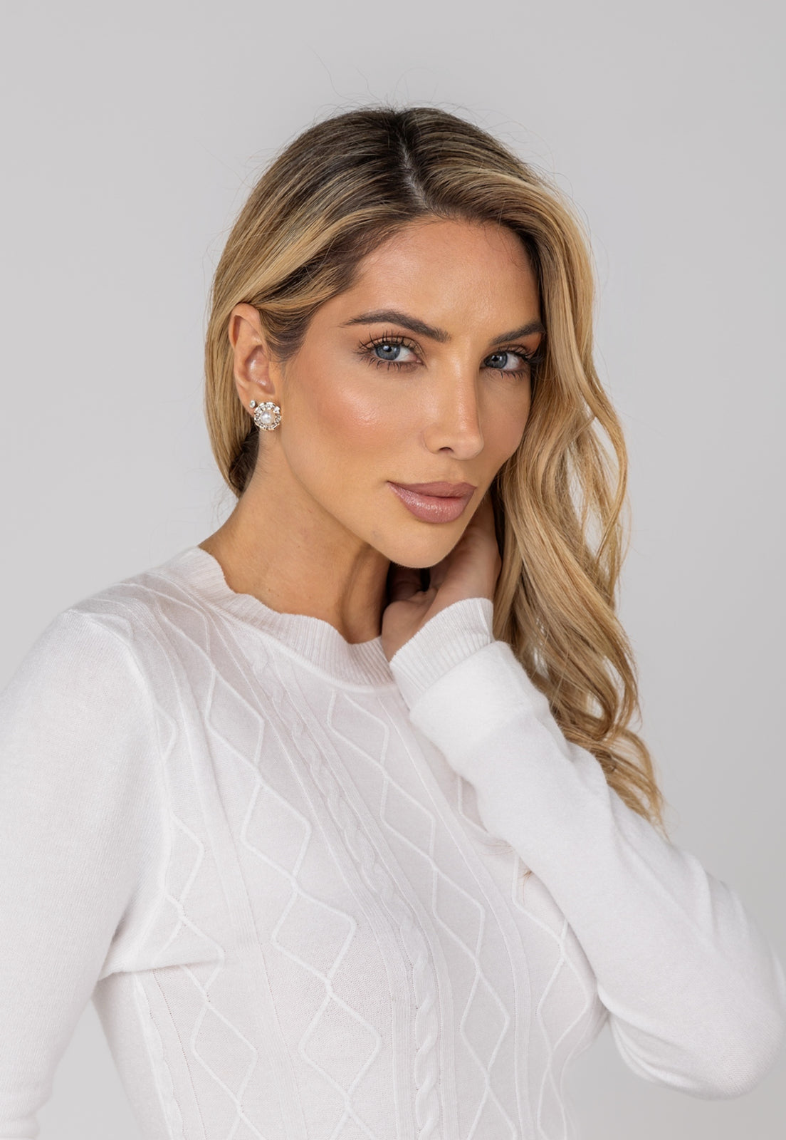 Brinco Semijoia Pérola Envolta De Micro Zircônias Em Banho Ródio Branco