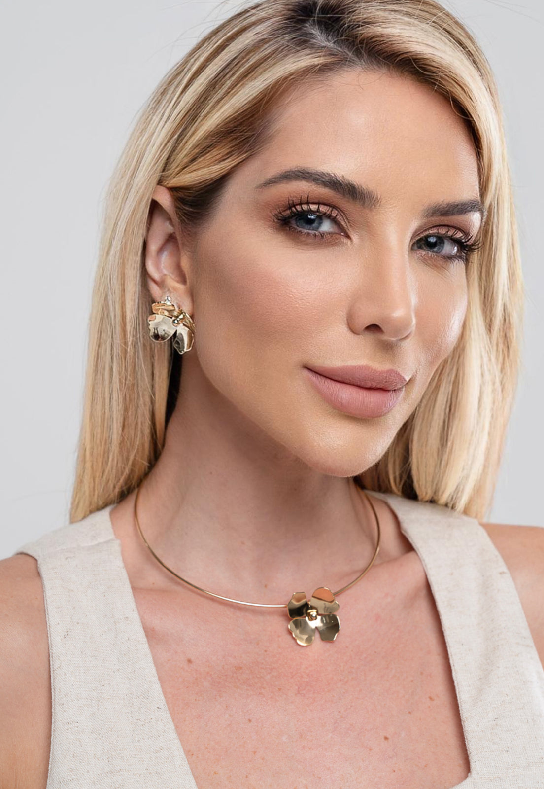 Brinco Semijoia Flor Liso Polido Banhado a Ouro 18k