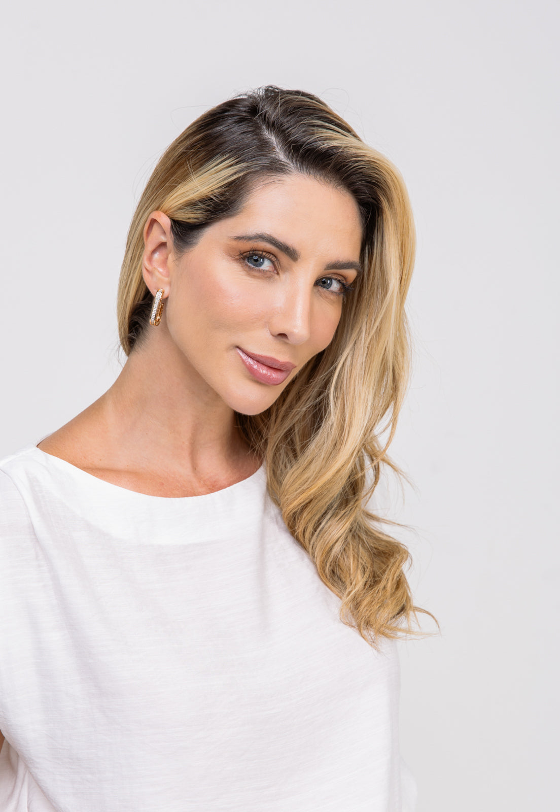 Brinco Semijoia de Argola Oval Cravejado Com Zircônias Banho Em Ouro 18k