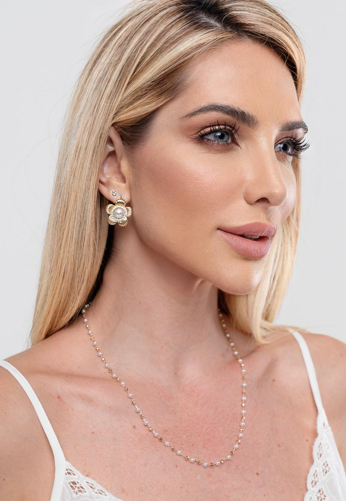 Brinco Semijoia Flor com Pérola Envolta de Zircônias Banhado a Ouro 18k