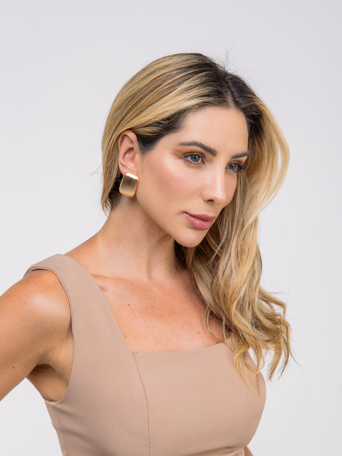 Brinco Semijoia Orgânico Retangular Acetinado Em Banho 18k