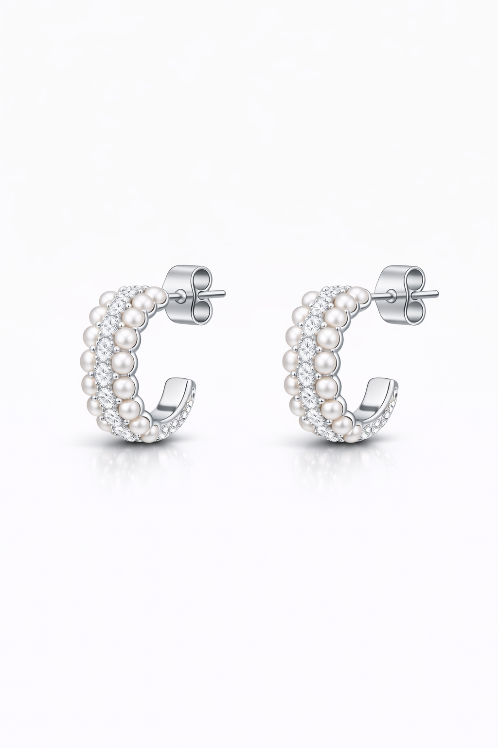 Brinco Meia Argola Pérolas com Micro Zircônias Cristal Banhado a Prata 925
