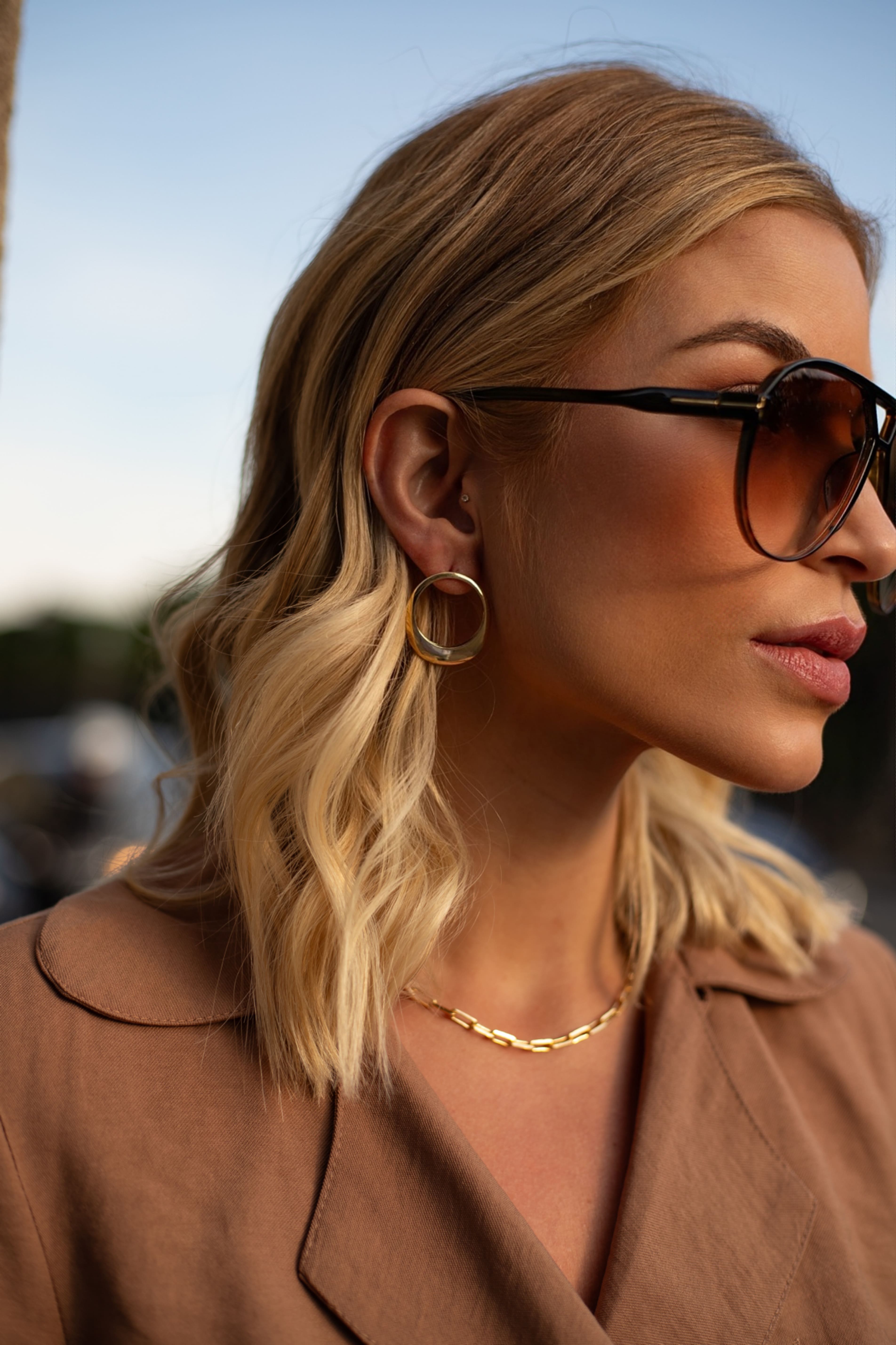 Brinco Semijoia Orgânico Oval Vazado Banho Em Ouro 18k