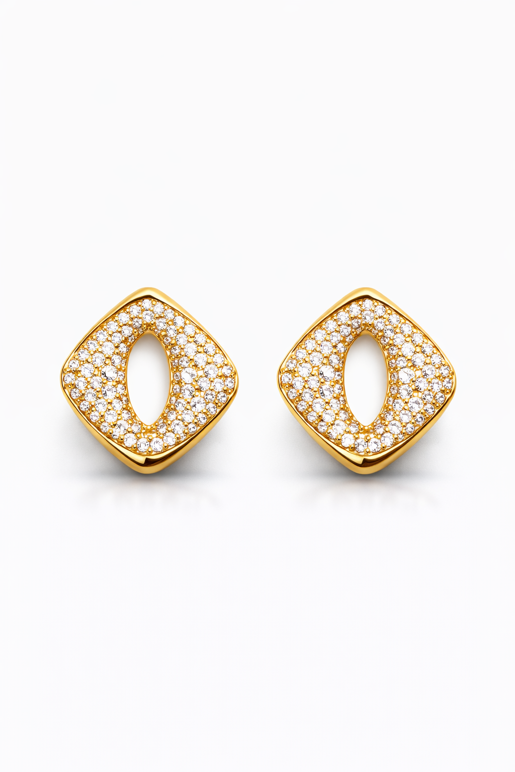 Brinco Orgânico Vazado com Micro Zircônias Folheado a ouro 18k