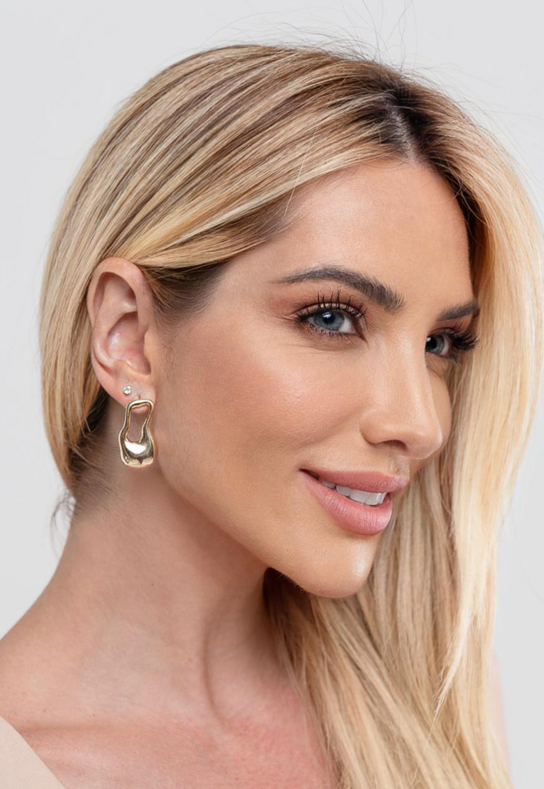 Brinco Semijoia Orgânico Curvas com Vazado Banhado a Ouro 18k