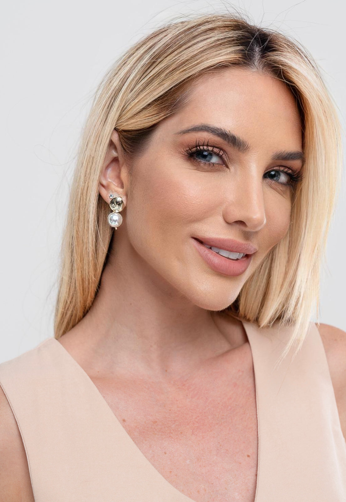 Brinco Semijoia com Pingente de Pérola Banhado a Ouro 18k