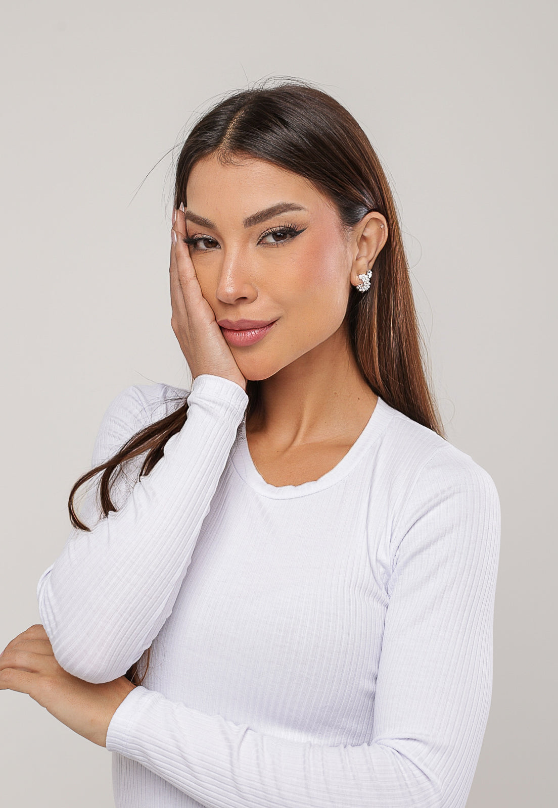 Brinco Meia Argola Pérolas com Micro Zircônias Cristal Banhado a Prata 925