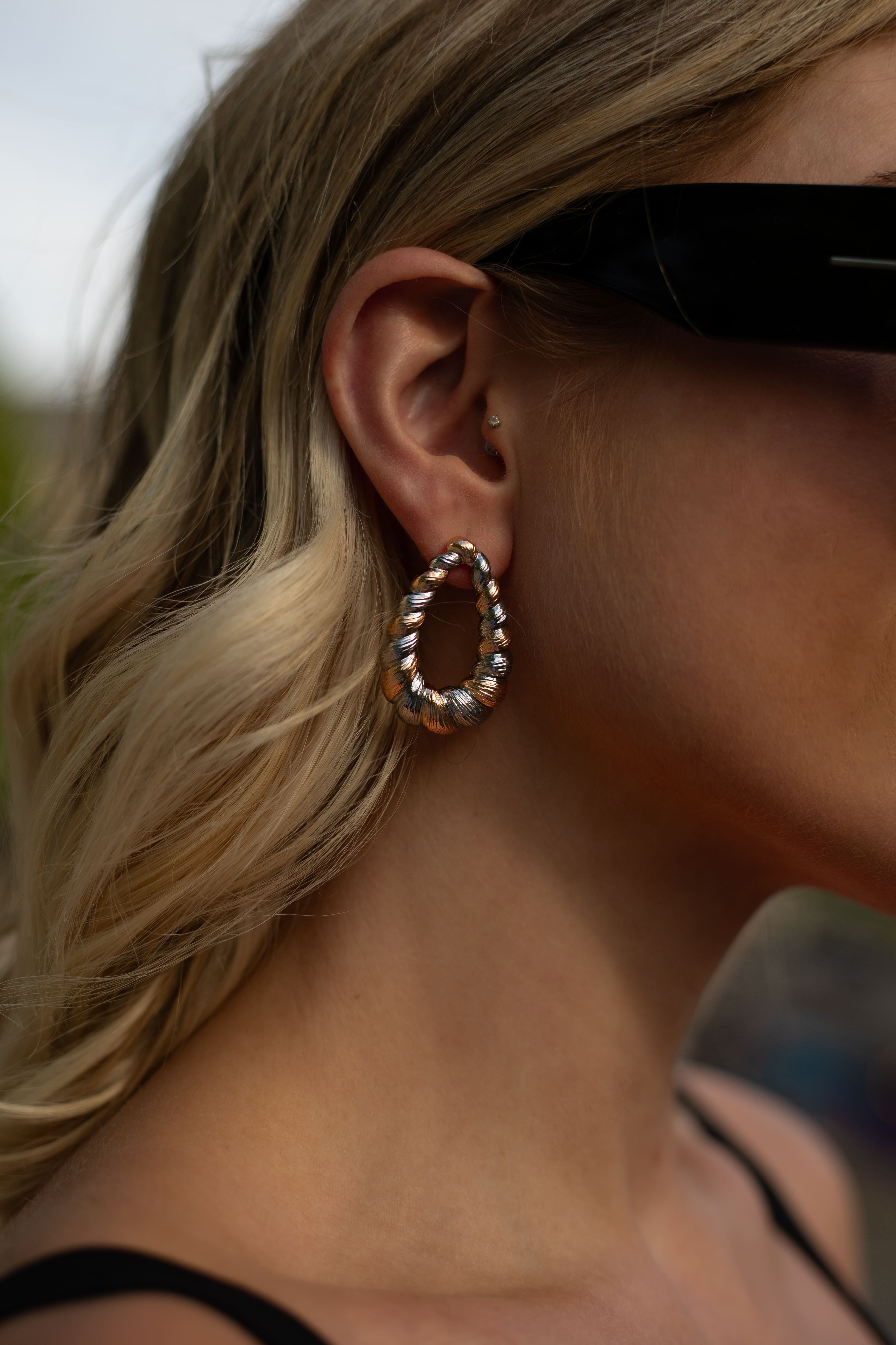 Brinco Semijoia Orgânico Vazado Em Banho Duplo de Ródio Branco E Ouro 18 k