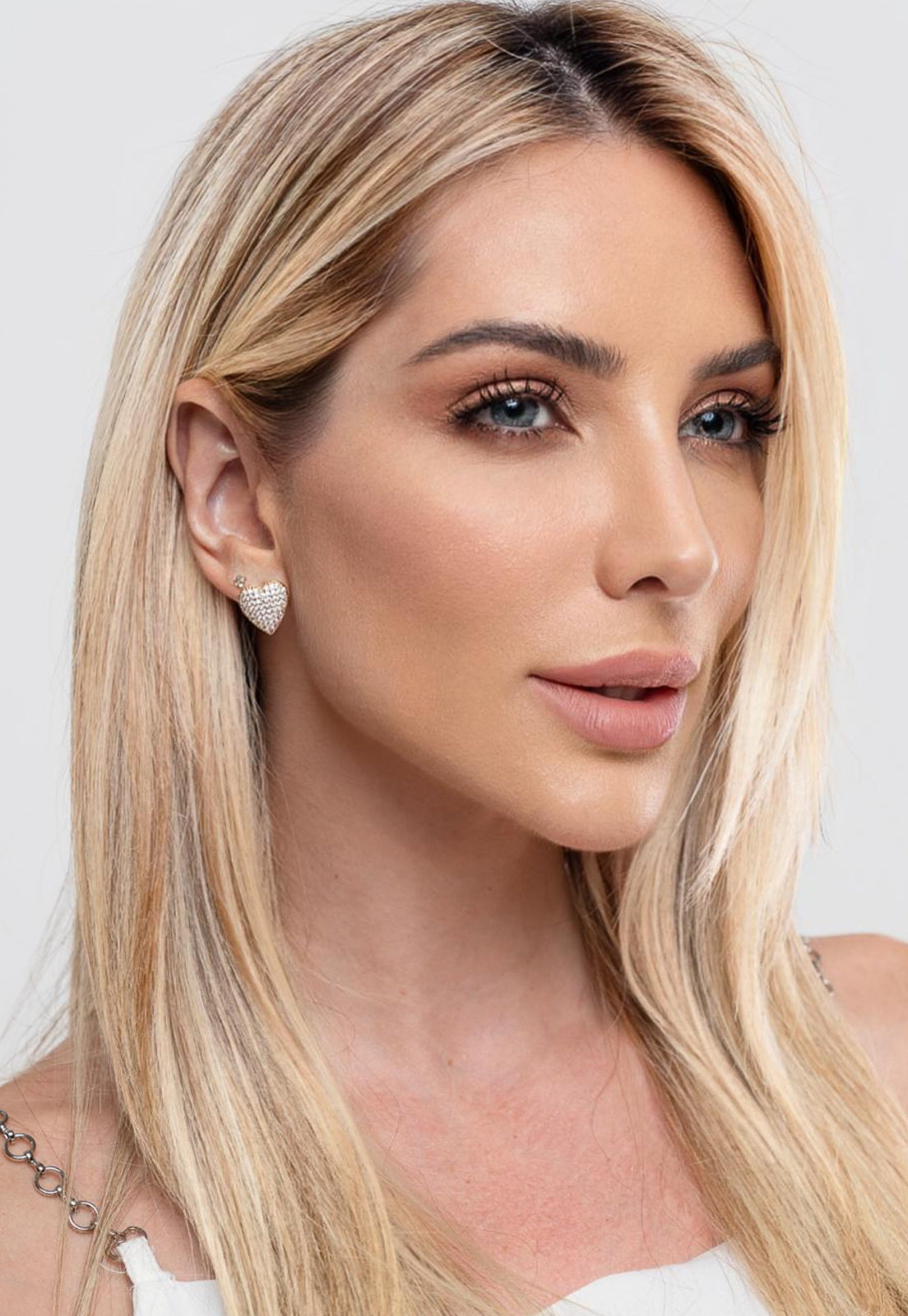 Brinco Semijoia Coracão Cravejado Fecho Click Banhado a Ouro 18k