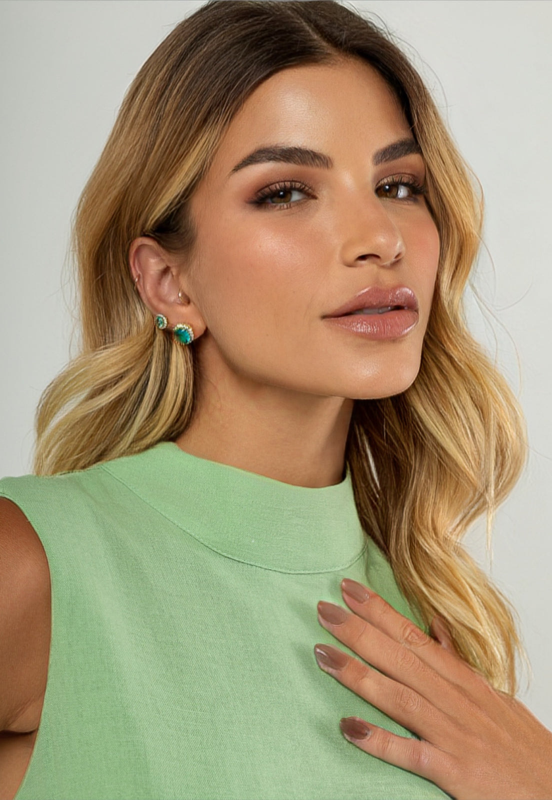 Dupla de Brincos Semijoia Pedra Verde com Zircônias  Banhadas a ouro 18k