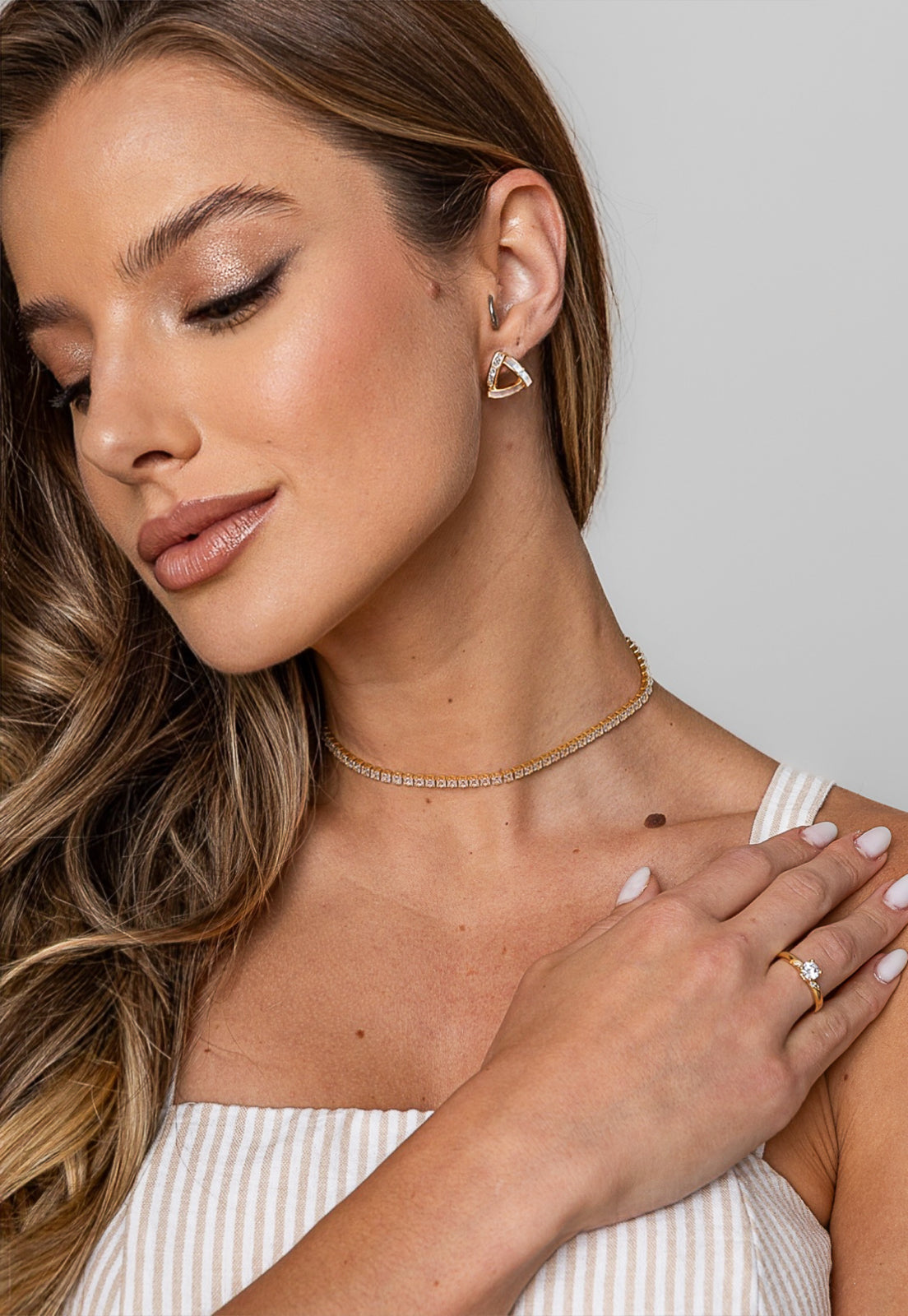 Anel Semijoia Regulável Solitário Detalhes Em Micro Zircônias Banhado a Ouro 18k