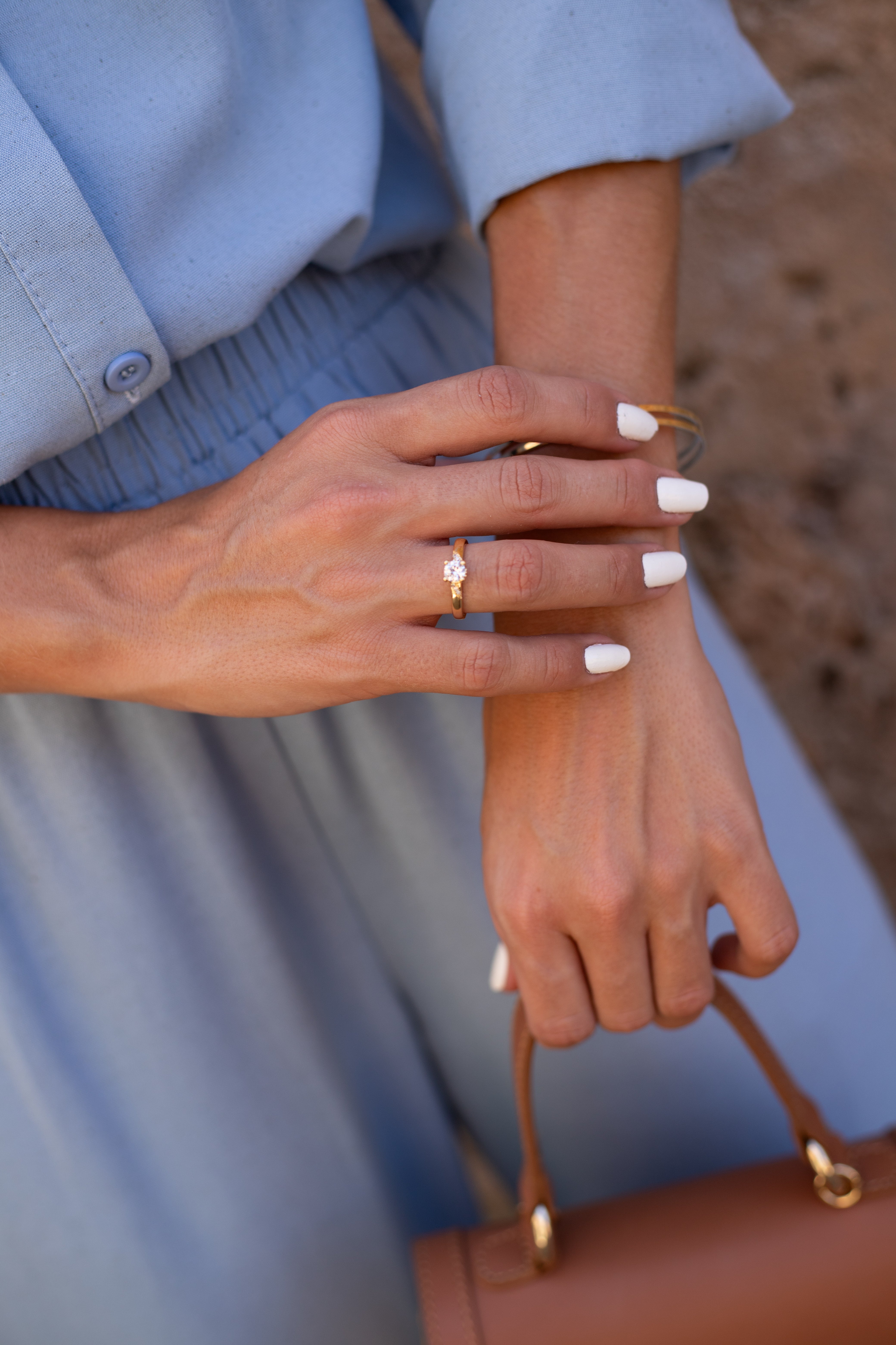 Anel Semijoia Regulável Solitário Detalhes Em Micro Zircônias Banhado a Ouro 18k