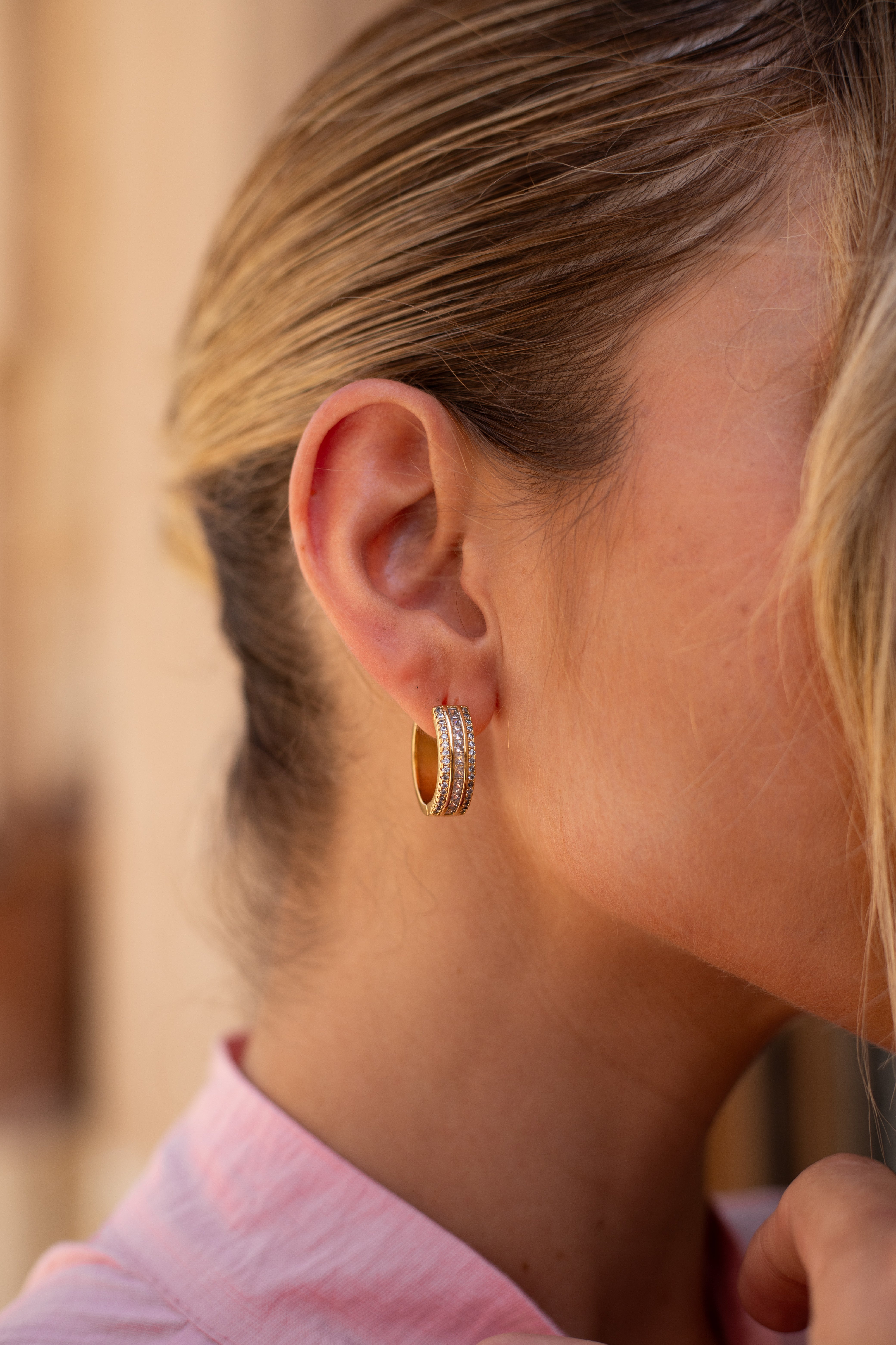 Brinco Semijoia de Argola com Zircônias Cristal Banhado a Ouro 18k