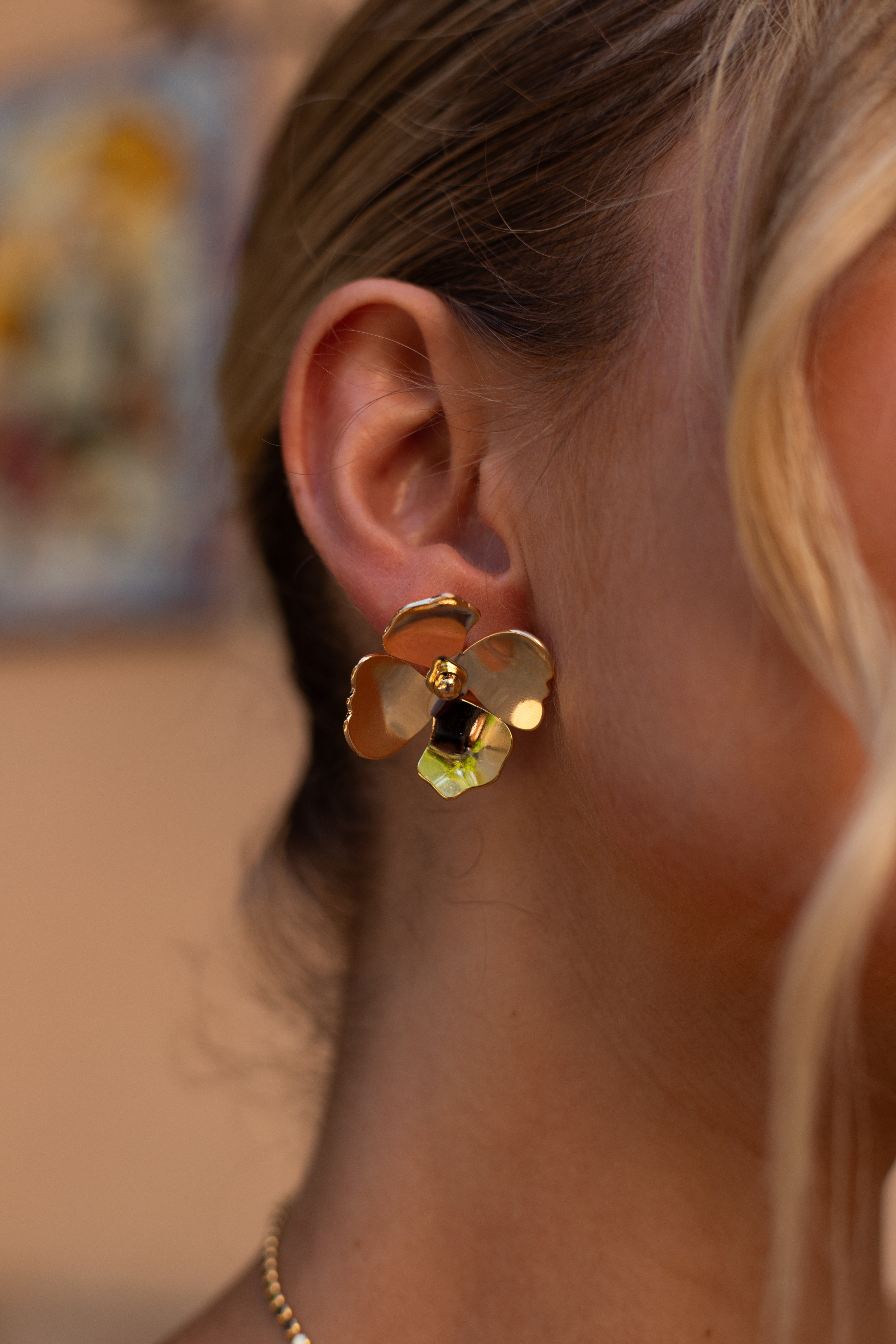 Brinco Semijoia Flor Liso Polido Banhado a Ouro 18k