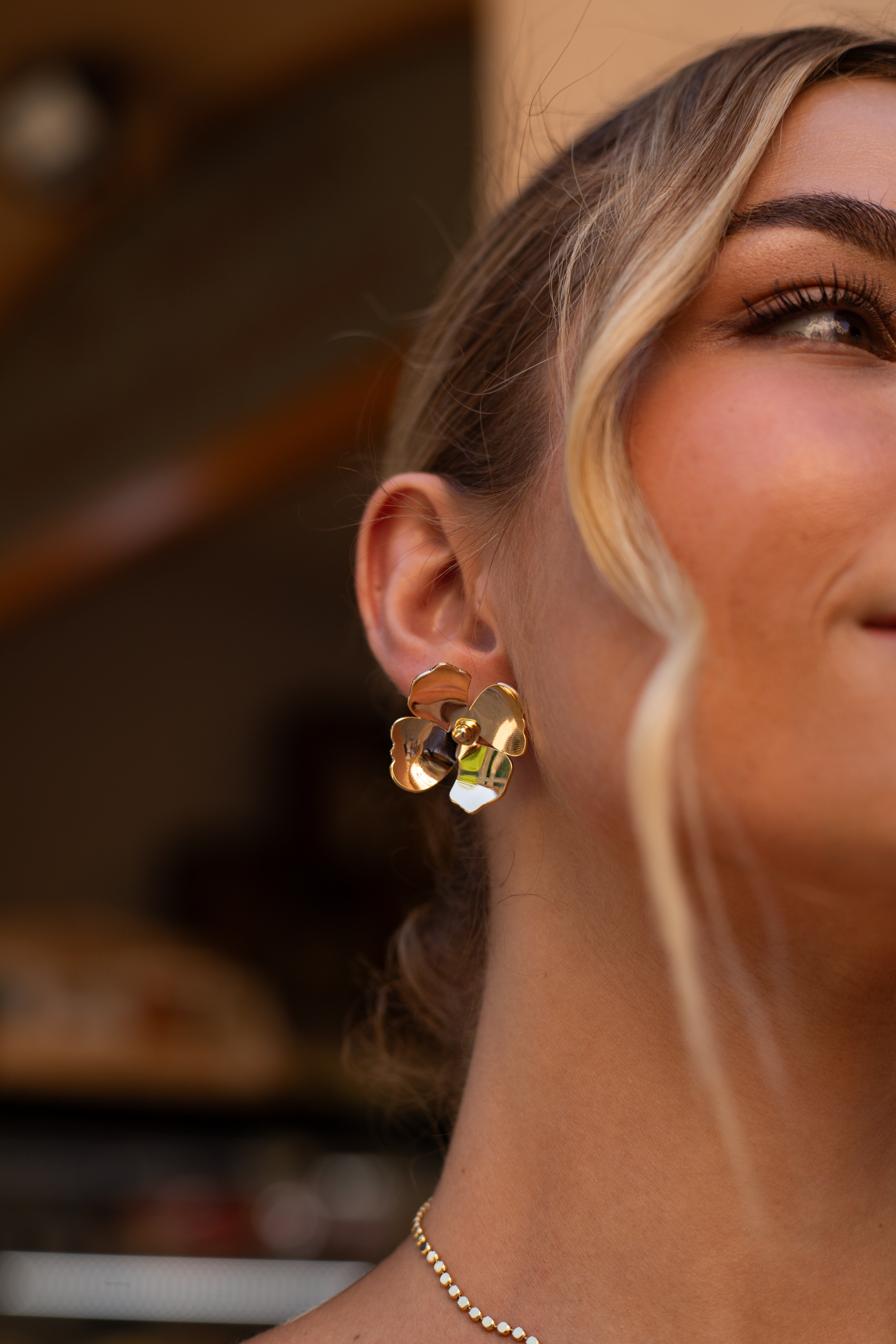 Brinco Semijoia Flor Liso Polido Banhado a Ouro 18k