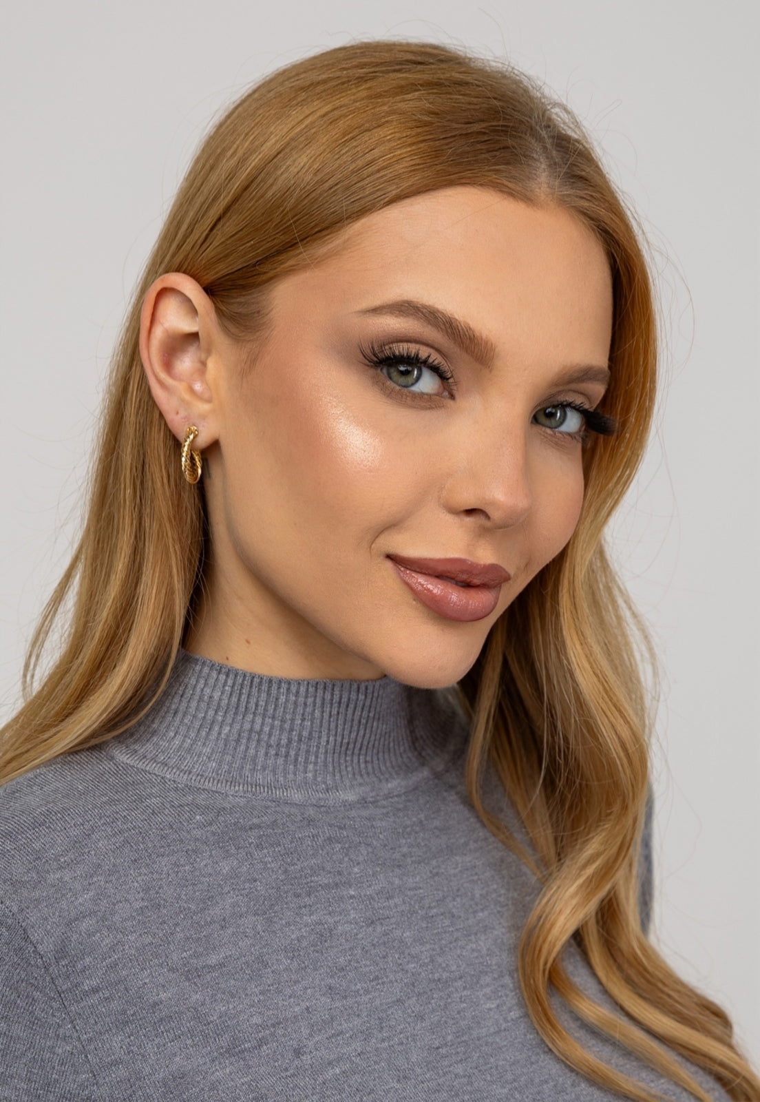 Brinco Semijoia Meia Argola Torcida Banhado a Ouro 18k