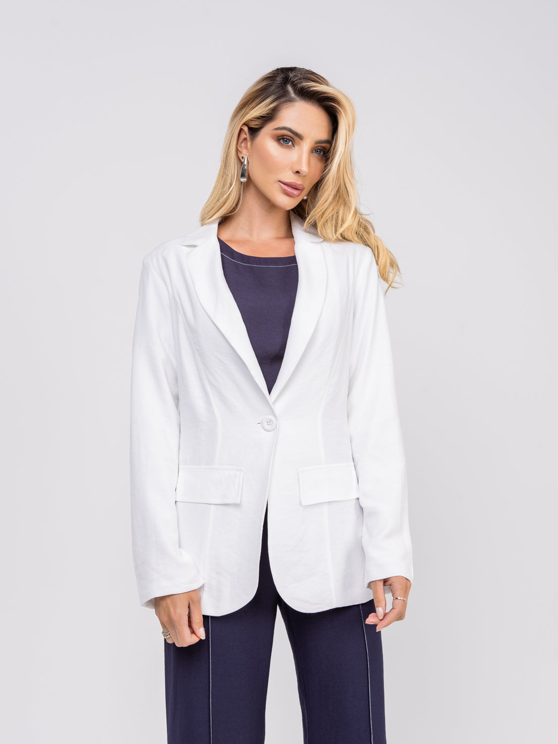 Brinco Semijoia Orgânico Gota Acetinado Em Ródio Branco