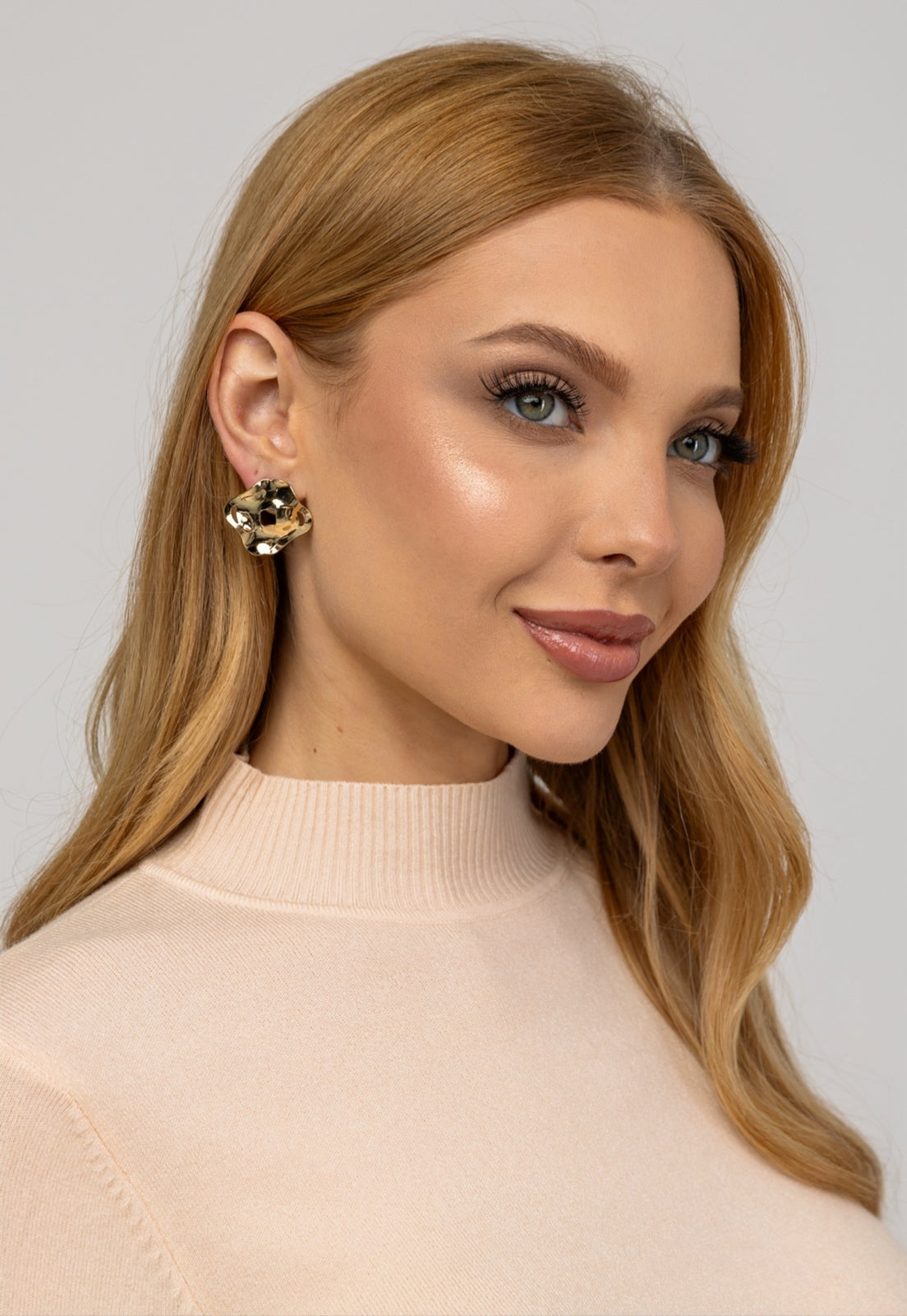 Brinco Semijoia Orgânico Vazado Banhado a Ouro 18k