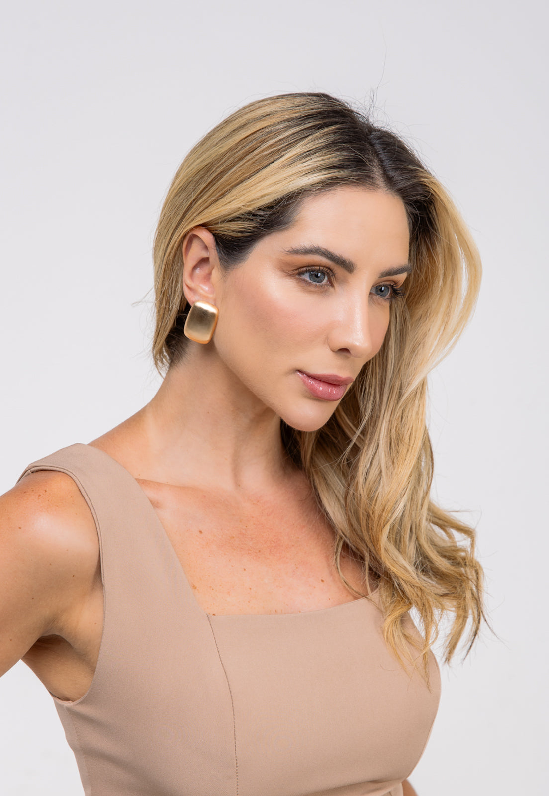 Brinco Semijoia Orgânico Retangular Acetinado Em Banho 18k