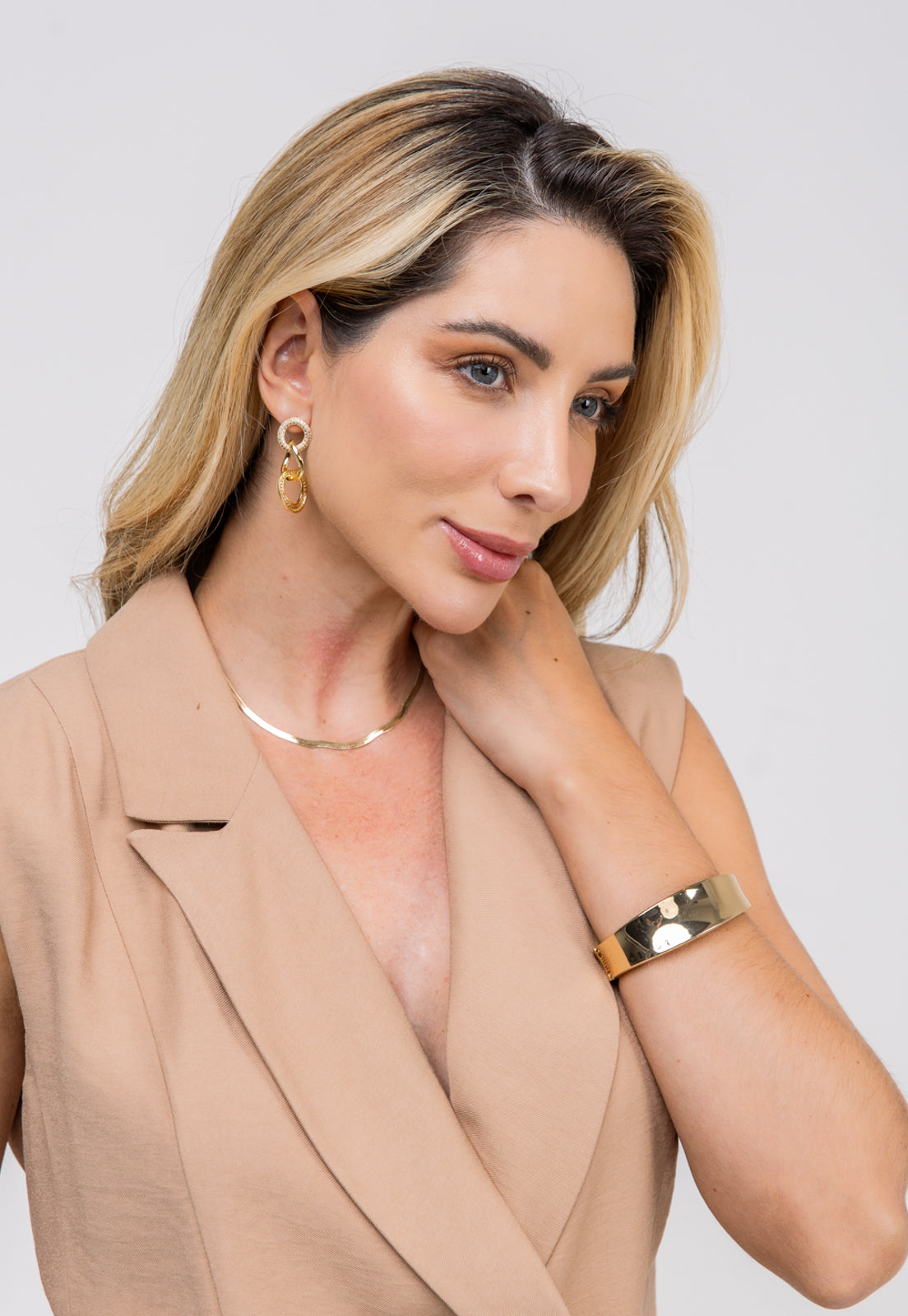 Brinco Semijoia 3 Elos Cravejados Com Zircônias Cristal Banho Em Ouro 18 k