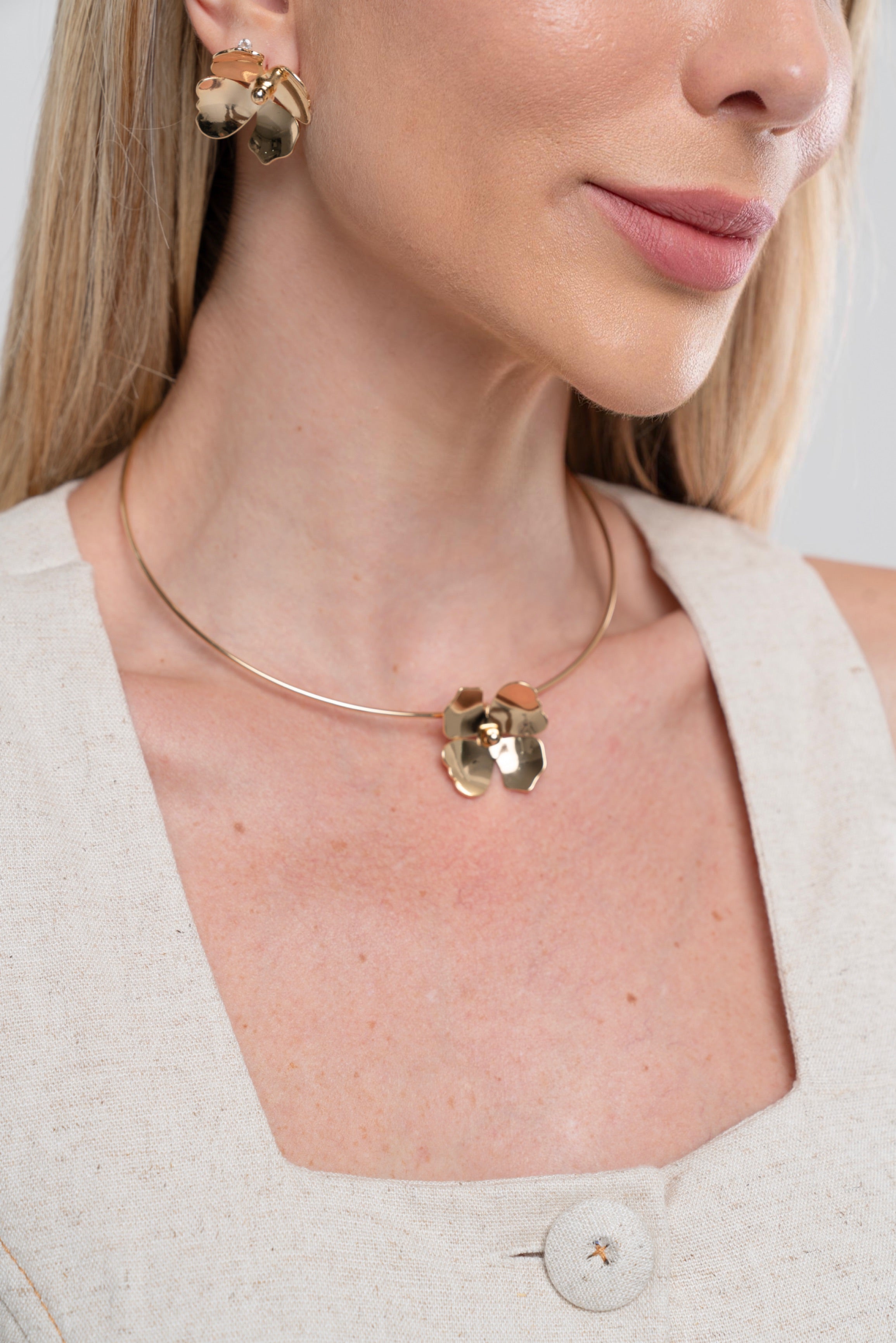 Brinco Semijoia Flor Liso Polido Banhado a Ouro 18k