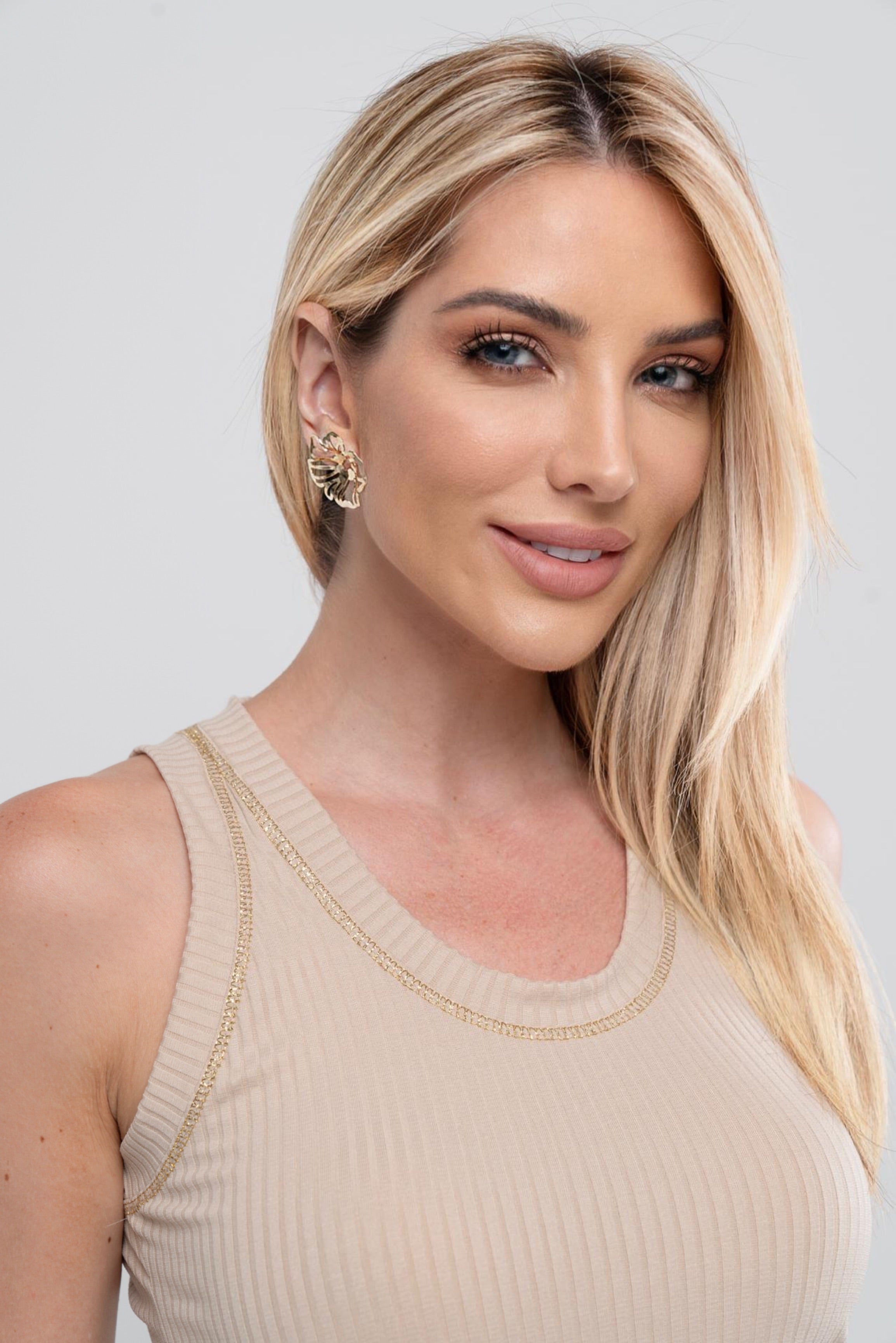 Brinco Semijoia Maxi Flor Vazado Banhado a Ouro 18k