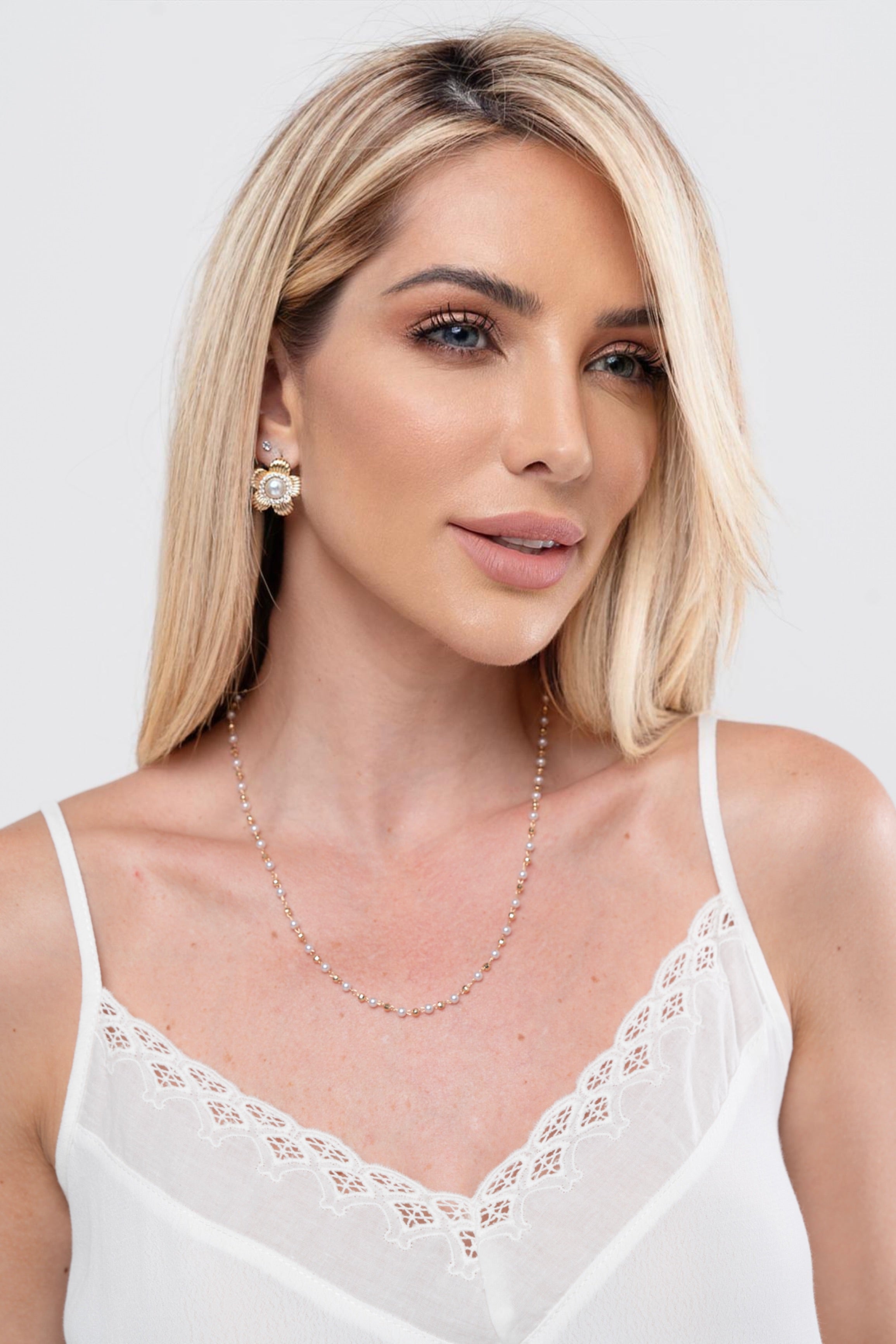 Colar Semijoia Com Pérolas E Bolinhas Douradas Banhado a Ouro 18k