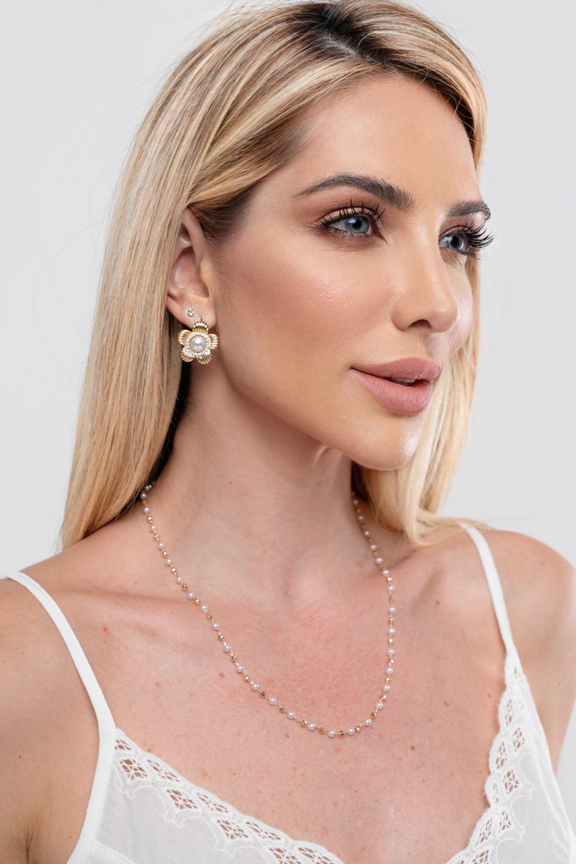 Colar Semijoia Com Pérolas E Bolinhas Douradas Banhado a Ouro 18k