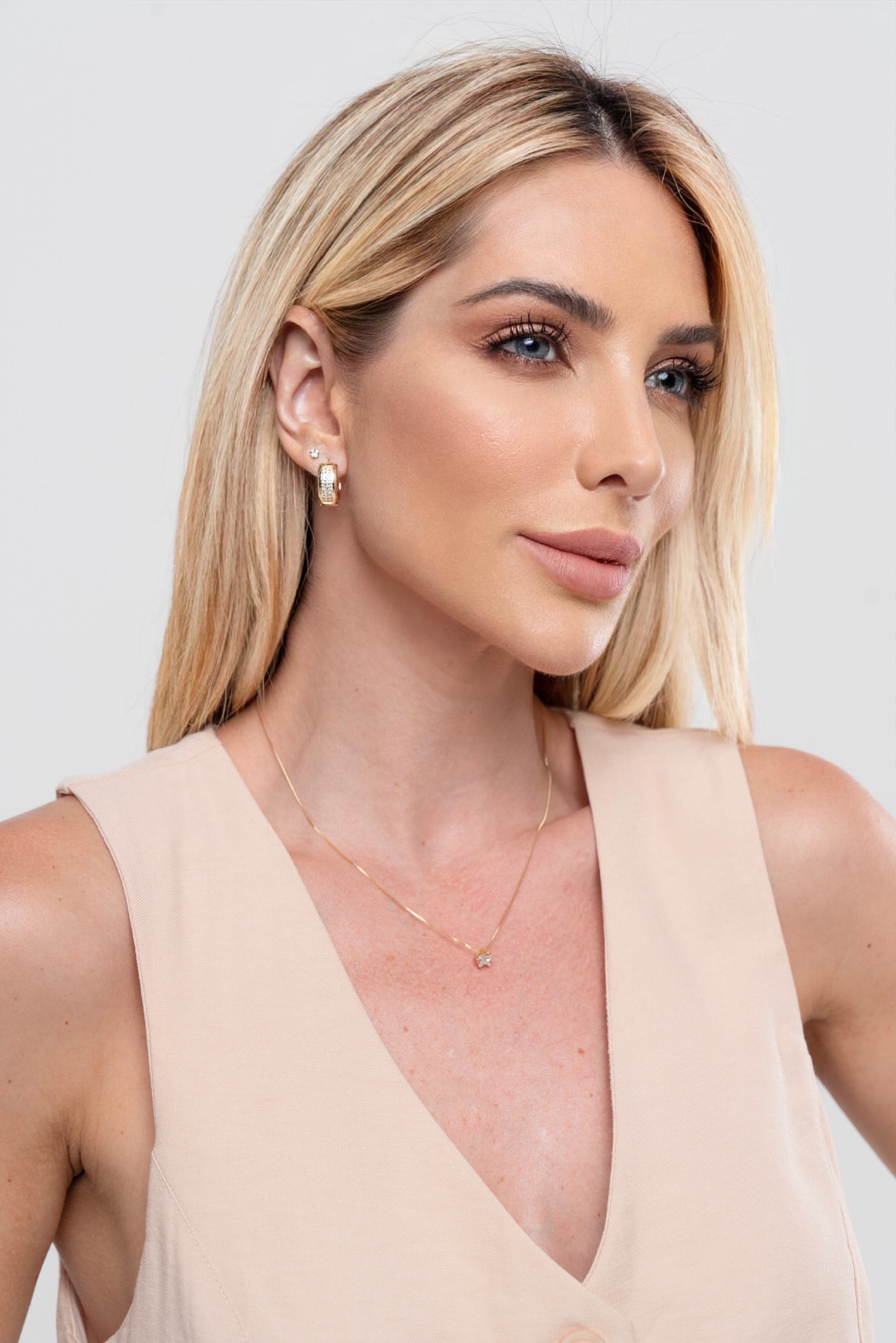 Brinco Semijoia de Argola com Zircônias Cristal P 12mm Banhado a Ouro 18k