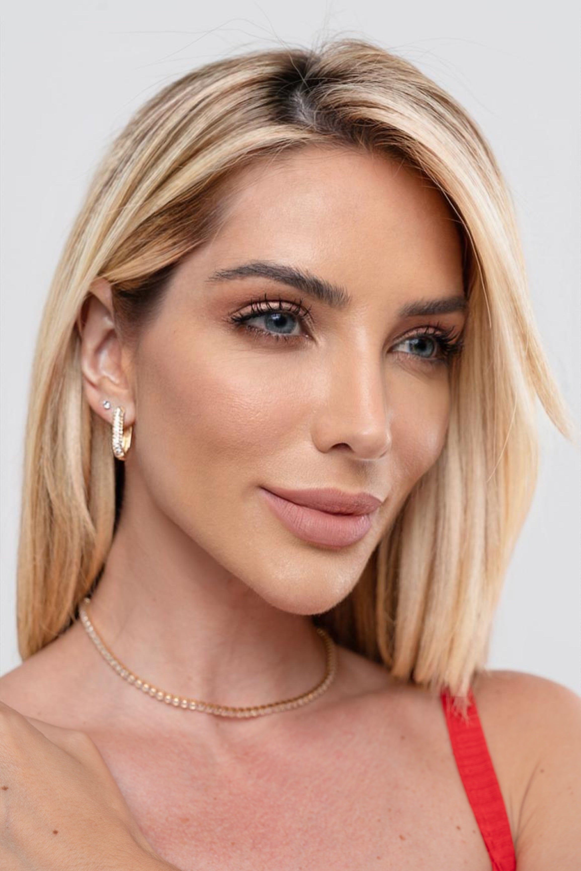 Brinco Semijoia de Argola Oval com  Zircônias Cristal Banhado a Ouro 18k