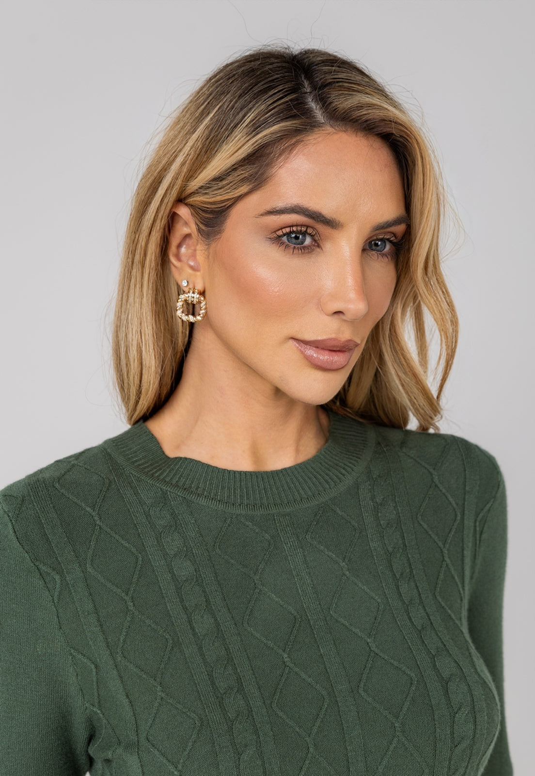 Brinco Semijoia Cravejado Vazado Com Zircônias Banho Em Ouro 18k