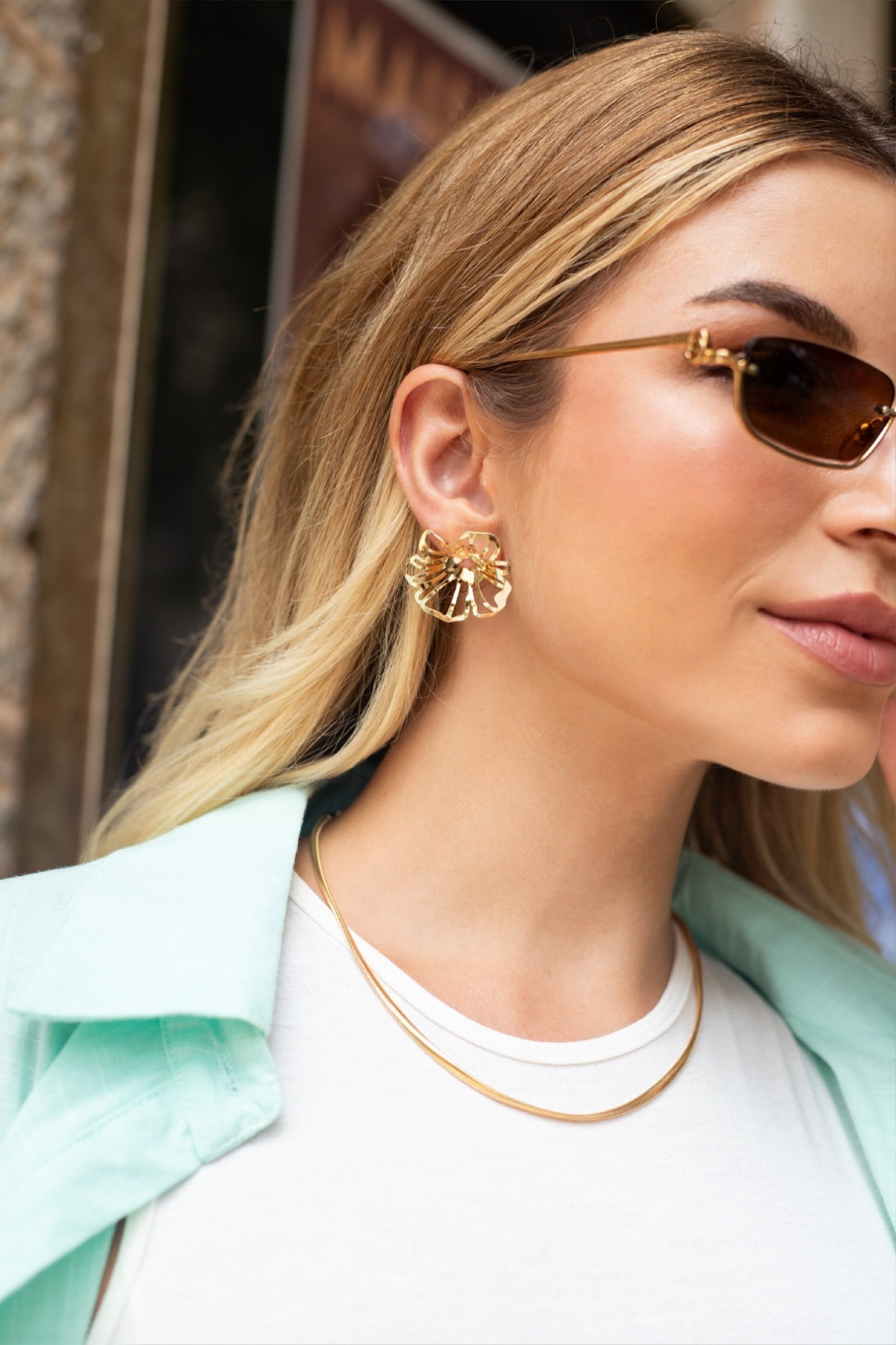 Brinco Semijoia Maxi Flor Vazado Banhado a Ouro 18k