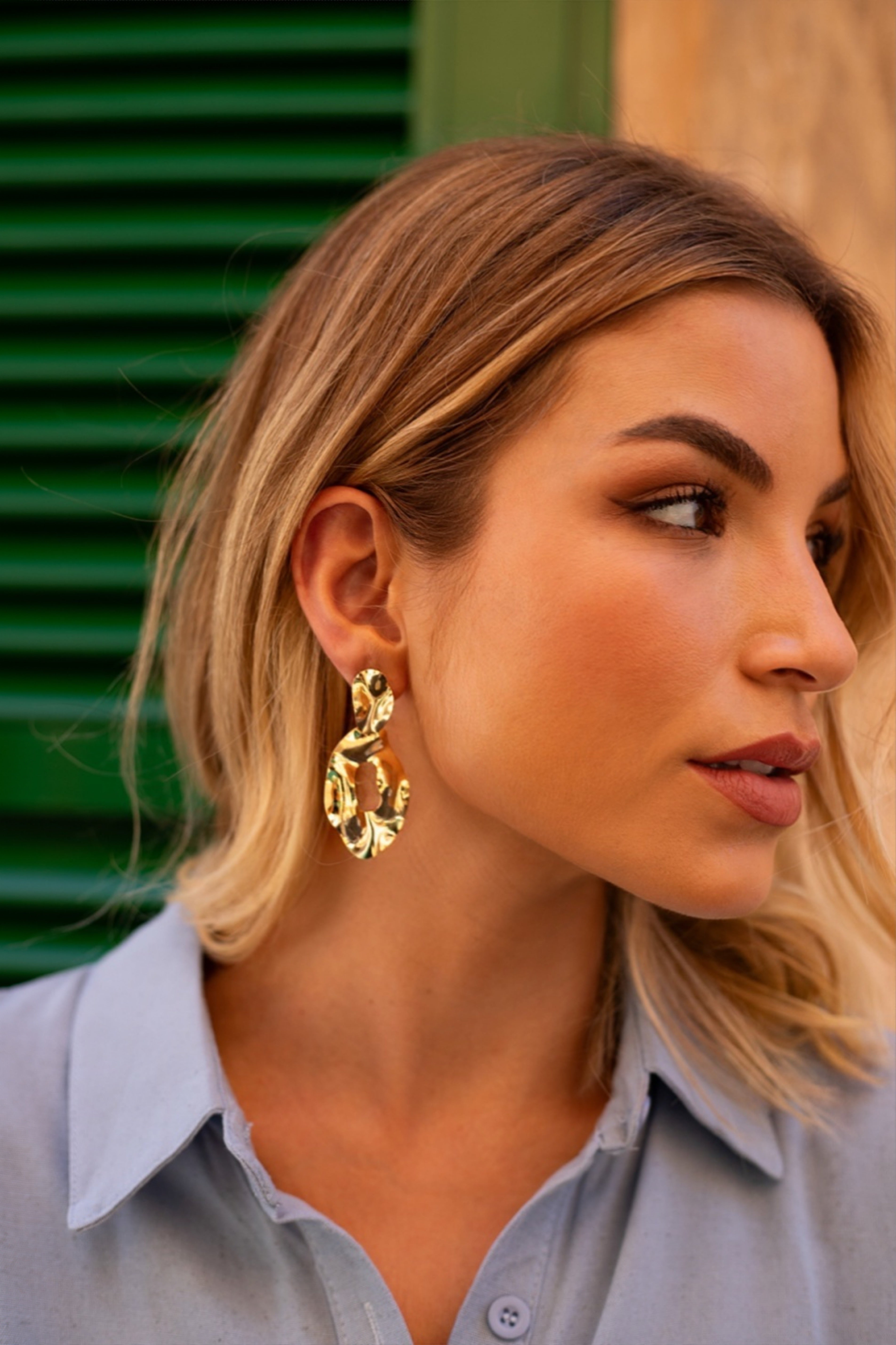 Brinco Semijoia Orgânico Assimétrico com Vazado Banhado a Ouro 18k