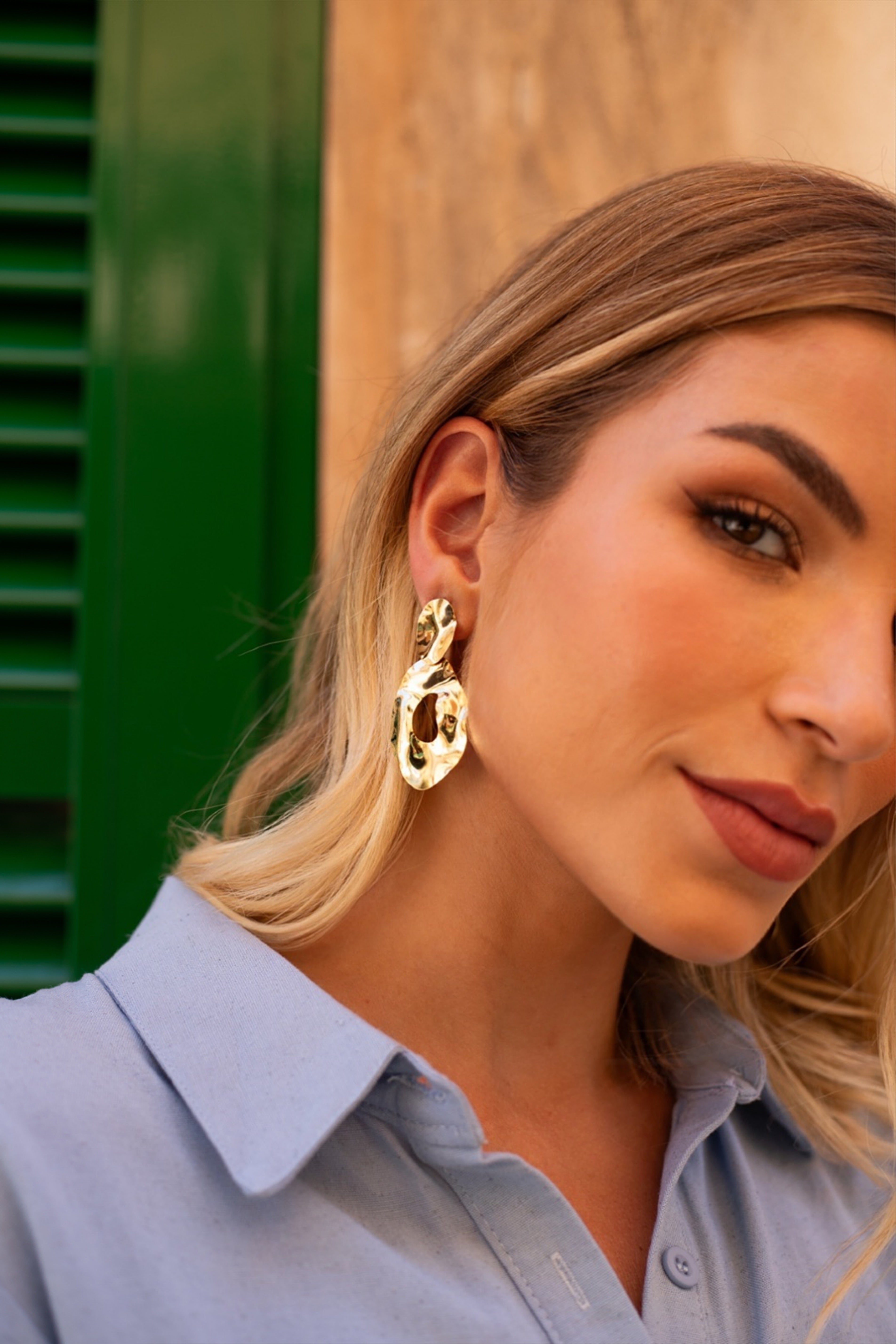 Brinco Semijoia Orgânico Assimétrico com Vazado Banhado a Ouro 18k