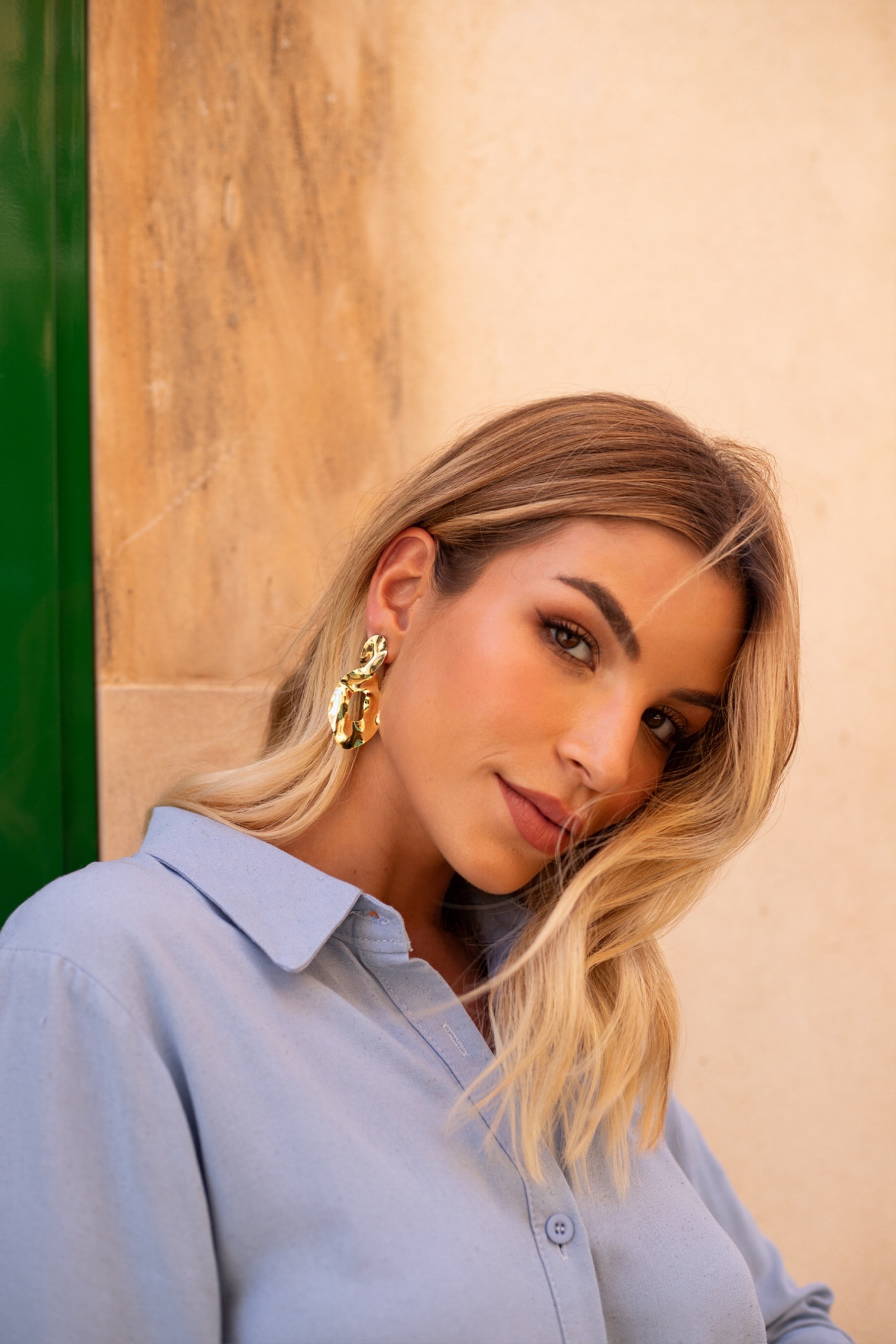 Brinco Semijoia Orgânico Assimétrico com Vazado Banhado a Ouro 18k