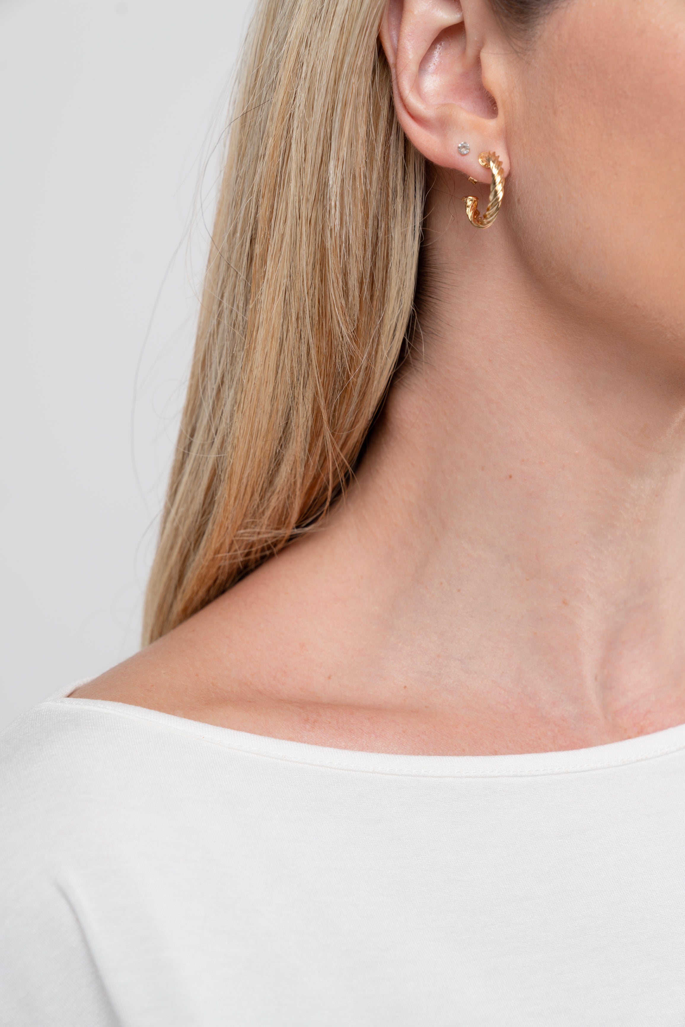 Brinco Semijoia Meia Argola Torcida Banhado a Ouro 18k