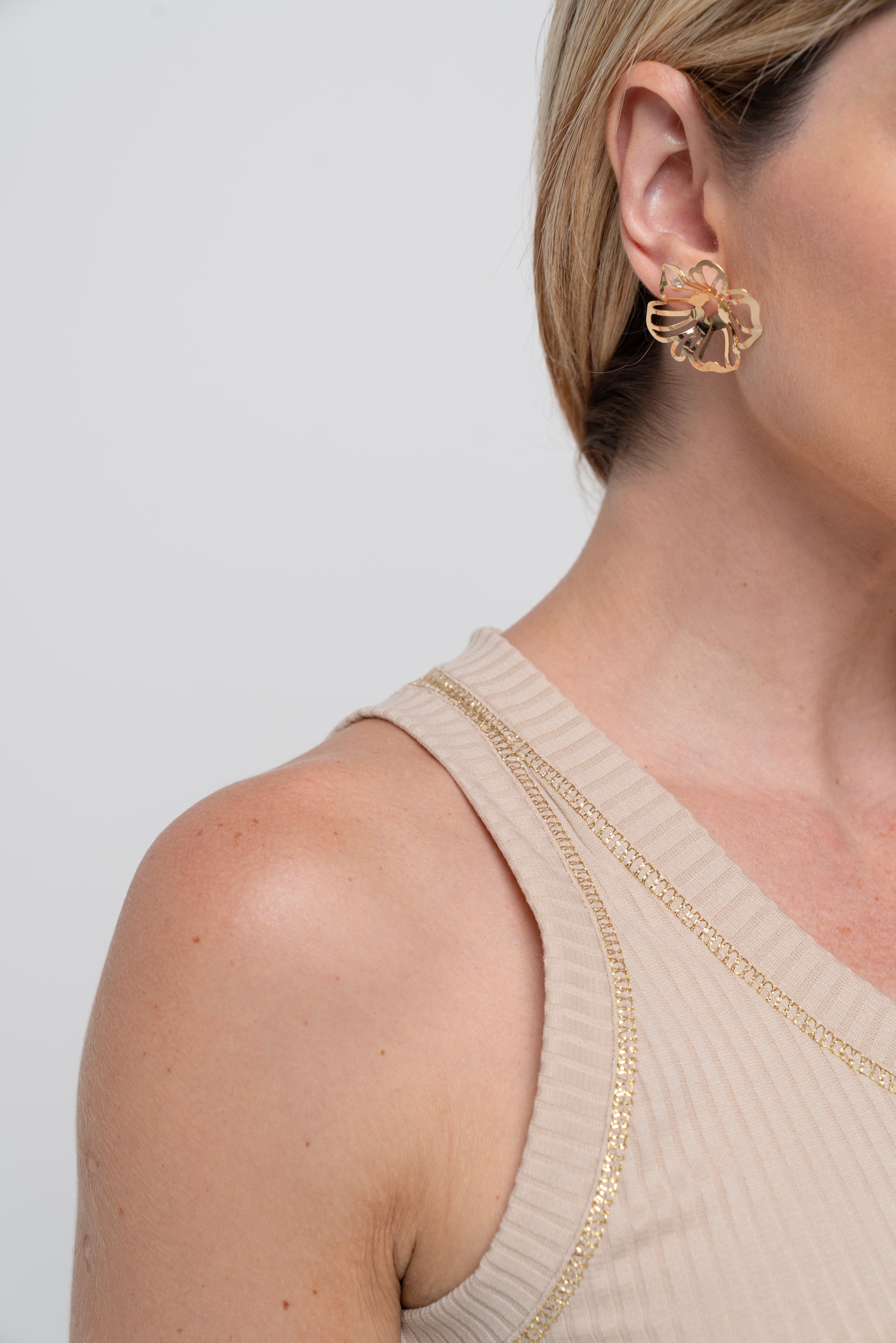 Brinco Semijoia Maxi Flor Vazado Banhado a Ouro 18k