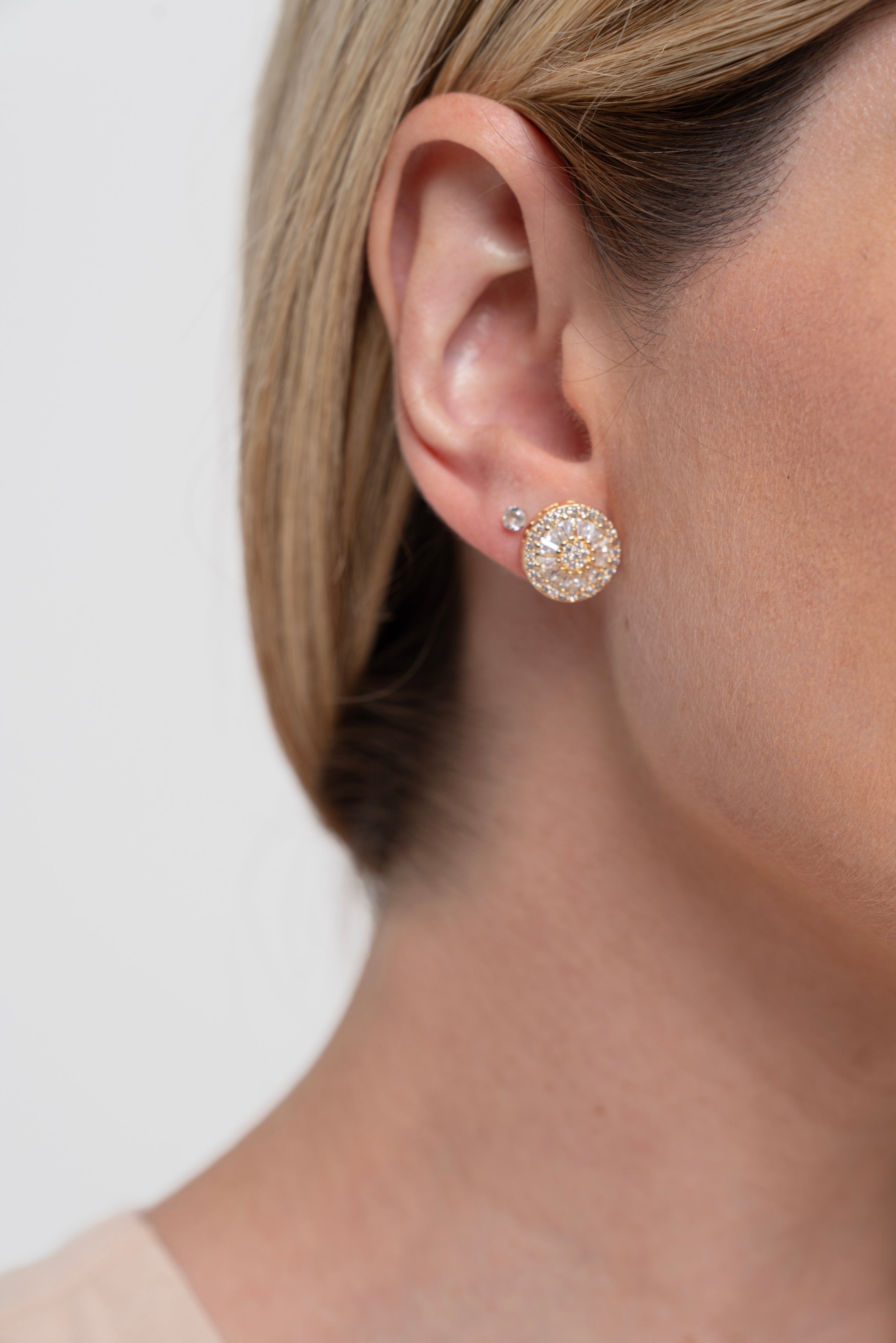 Brinco Semijoia Redondo Pizza Cravejado com Zircônias Banhado a Ouro 18k