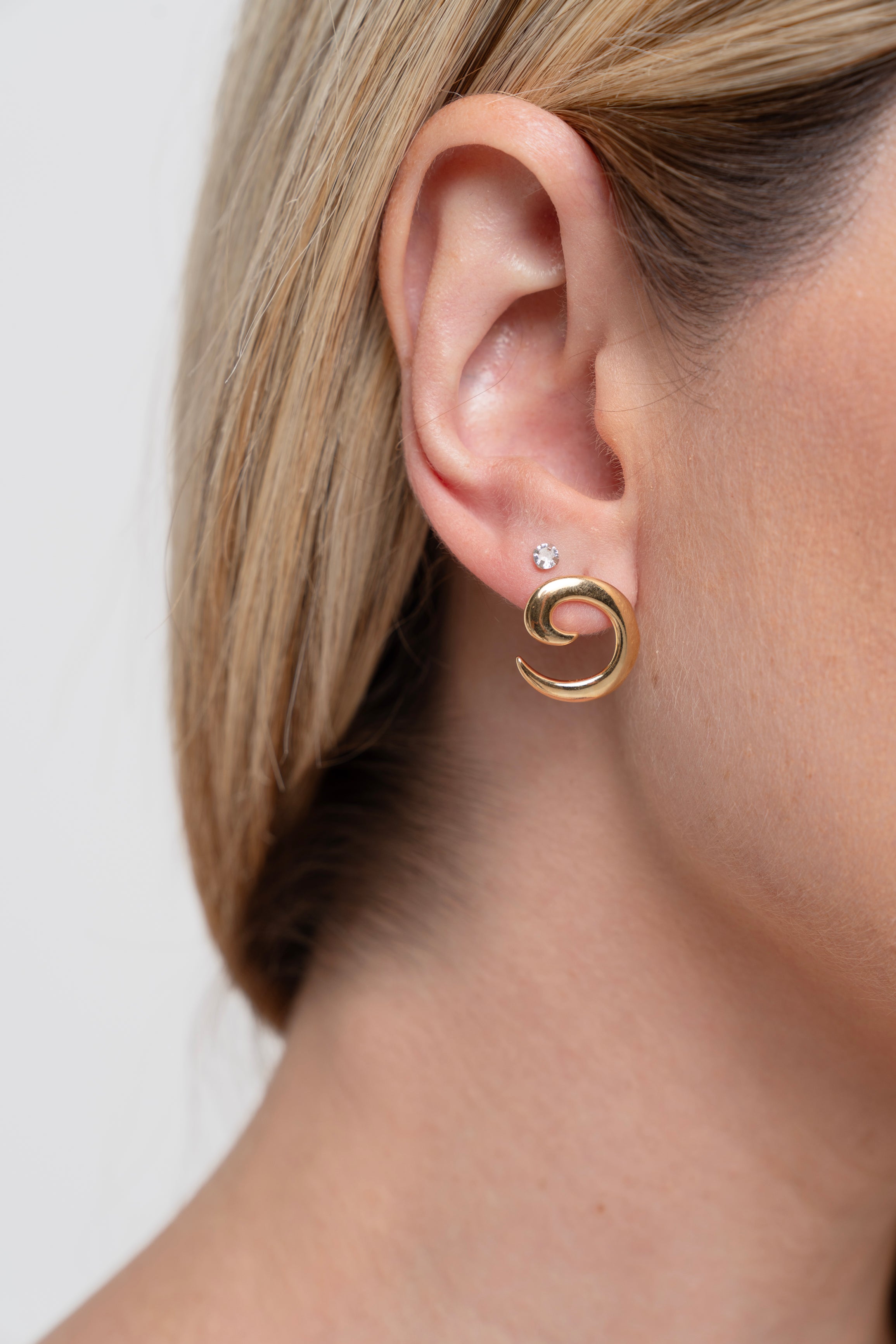 Brinco Semijoia Orgânico Espiral Banhado a Ouro 18k